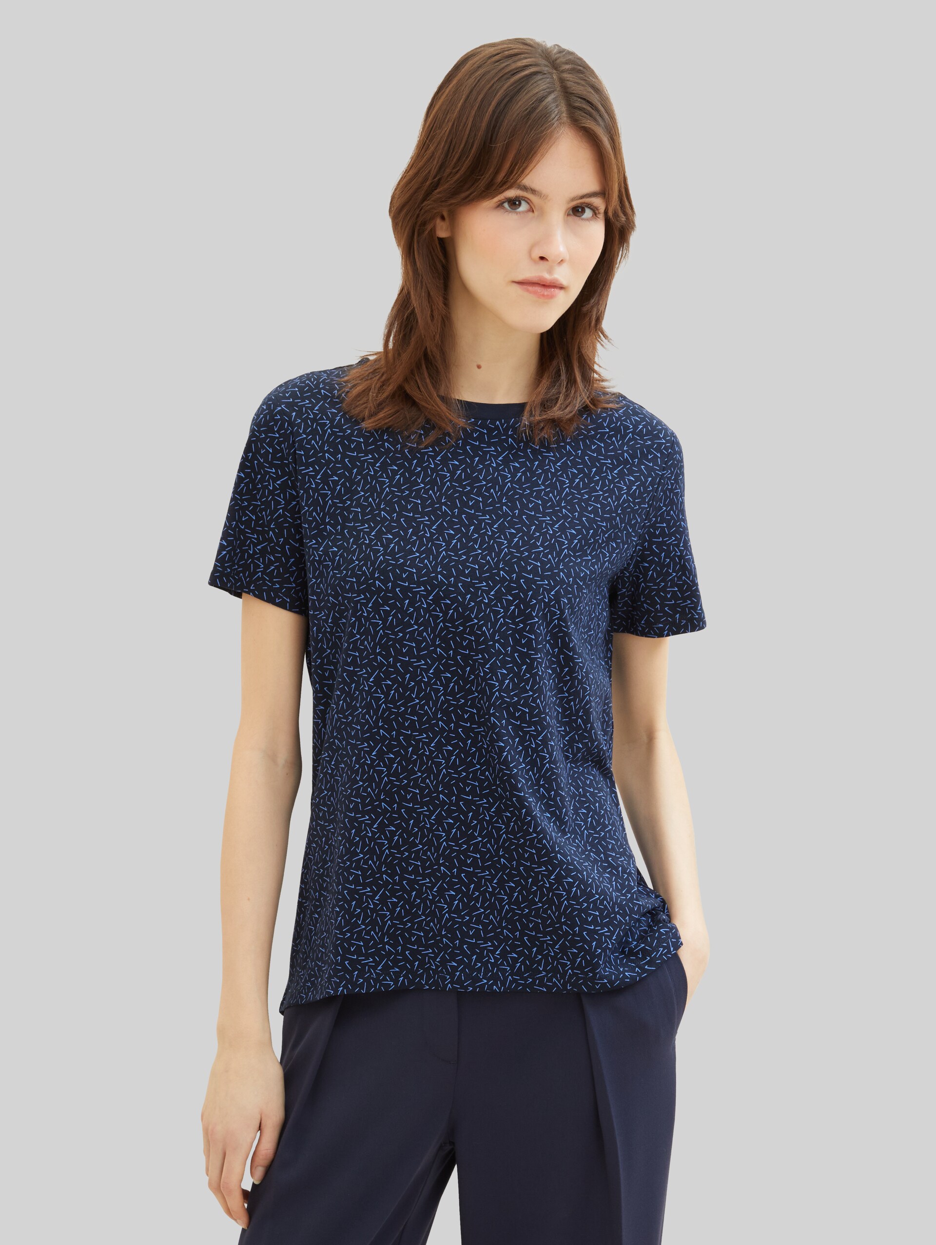 Loose Fit T-Shirt aus Baumwolle - navy blue structure print - Ausschnitt Model-Vorderansicht