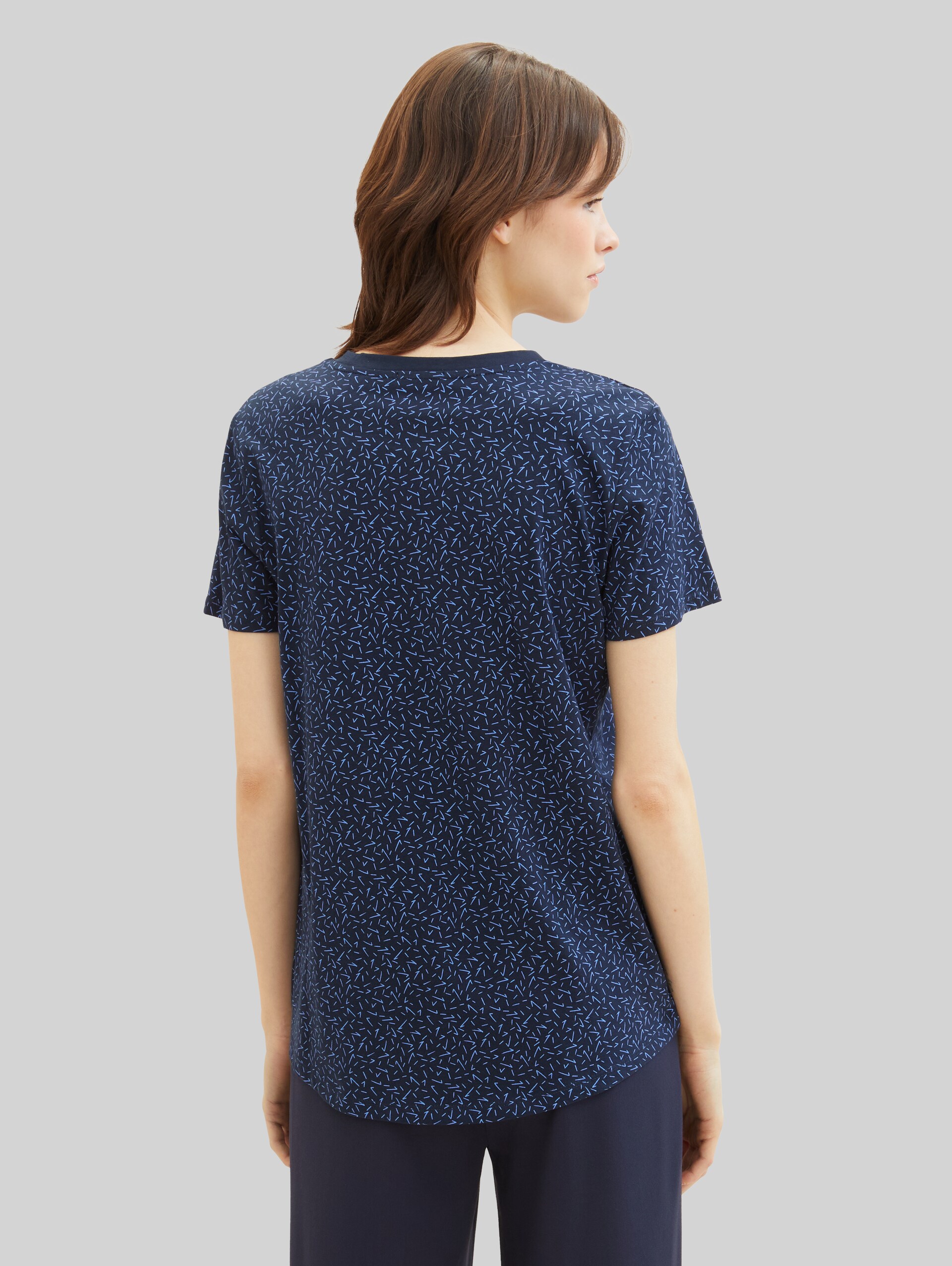 Loose Fit T-Shirt aus Baumwolle - navy blue structure print - Auschnitt Model-Rückansicht