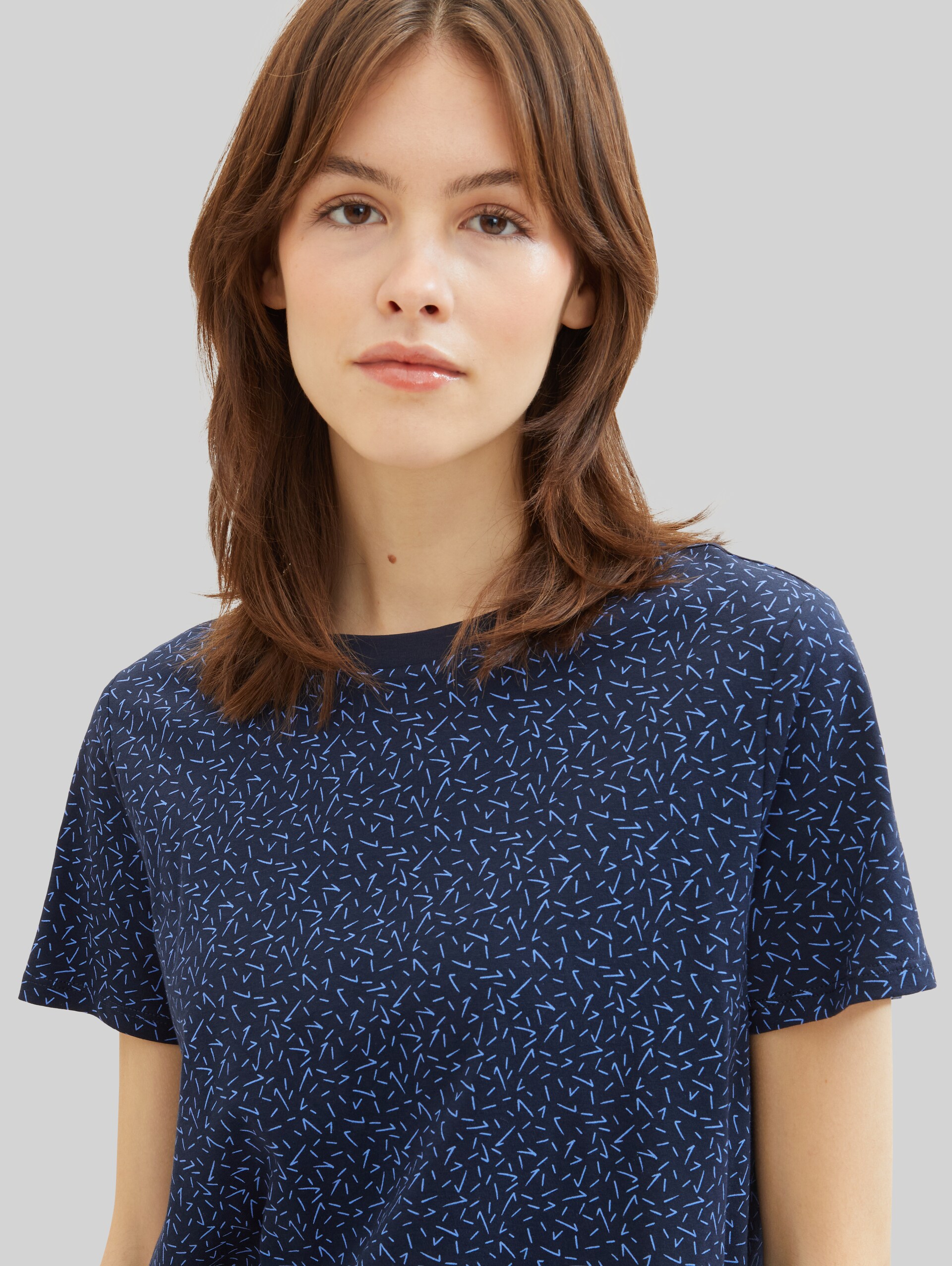 Loose Fit T-Shirt aus Baumwolle - navy blue structure print - Detail-Model-Ansicht