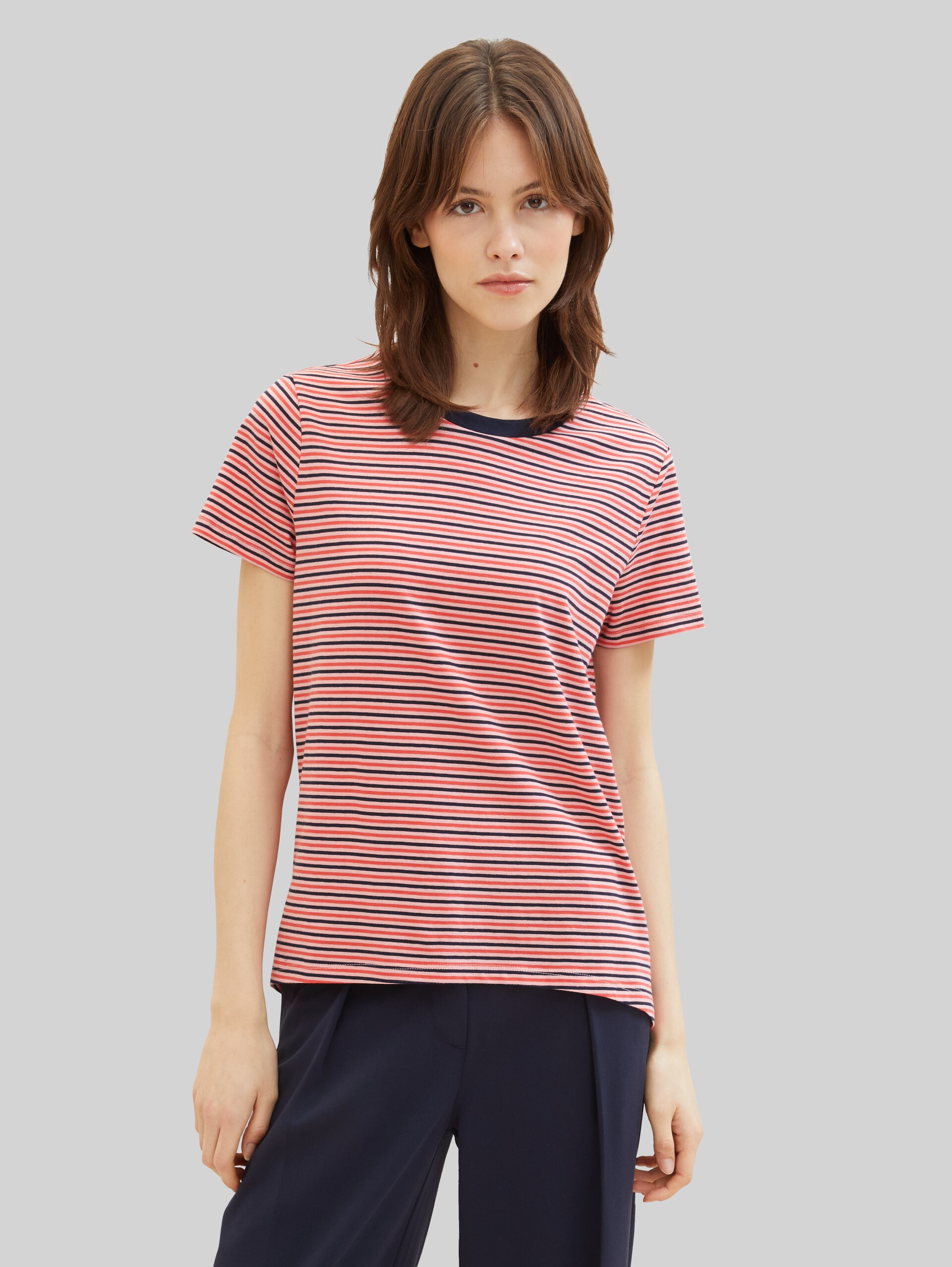 T-shirt loose fit en coton - rose navy red stripe - Découpe Vue de face du modèle