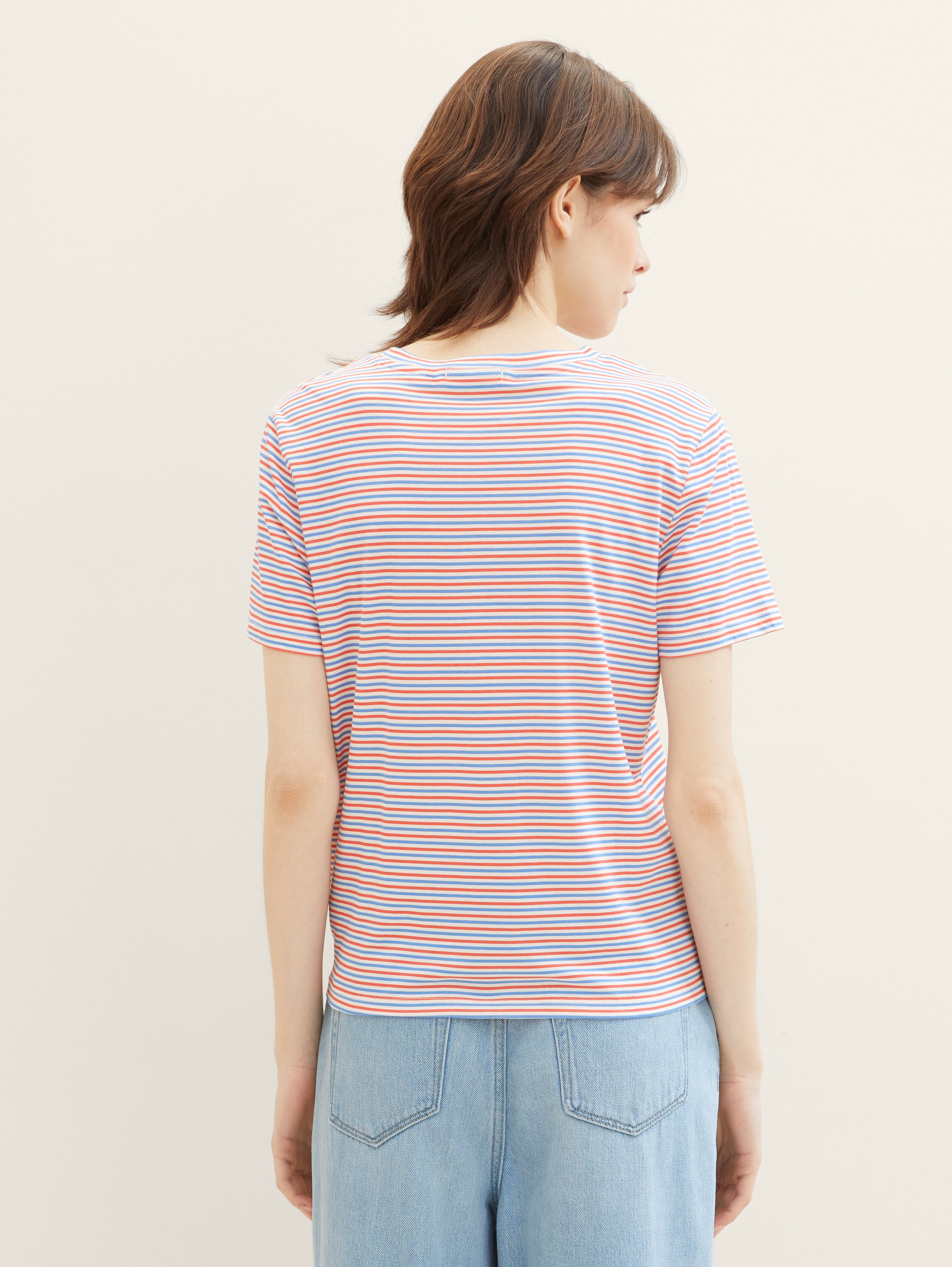 T-Shirt mit Knoten-Detail - blue red white stripe - Auschnitt Model-Rückansicht