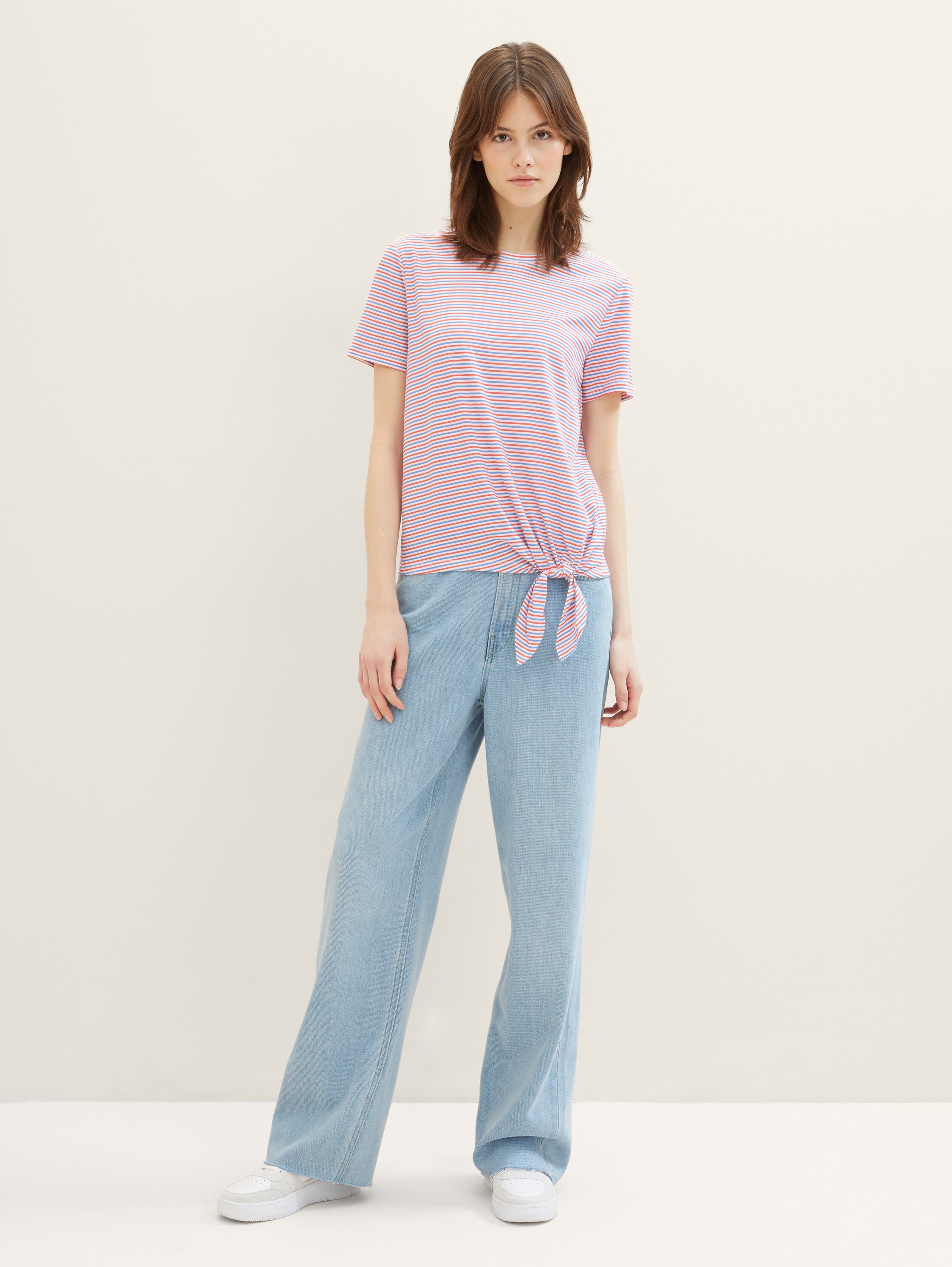 T-Shirt mit Knoten-Detail - blue red white stripe - Model-Vorderansicht