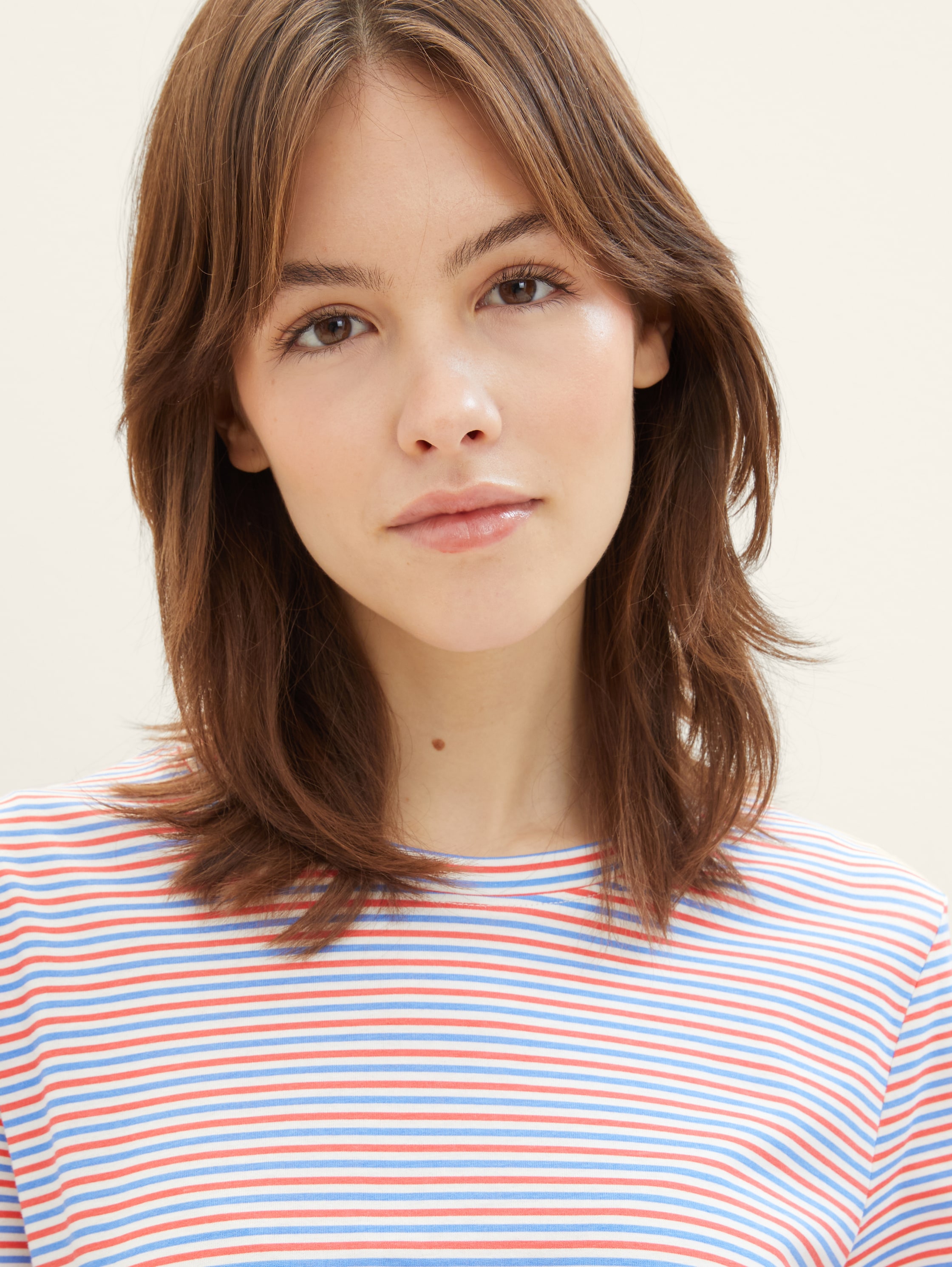 T-Shirt mit Knoten-Detail - blue red white stripe - Detail-Model-Ansicht