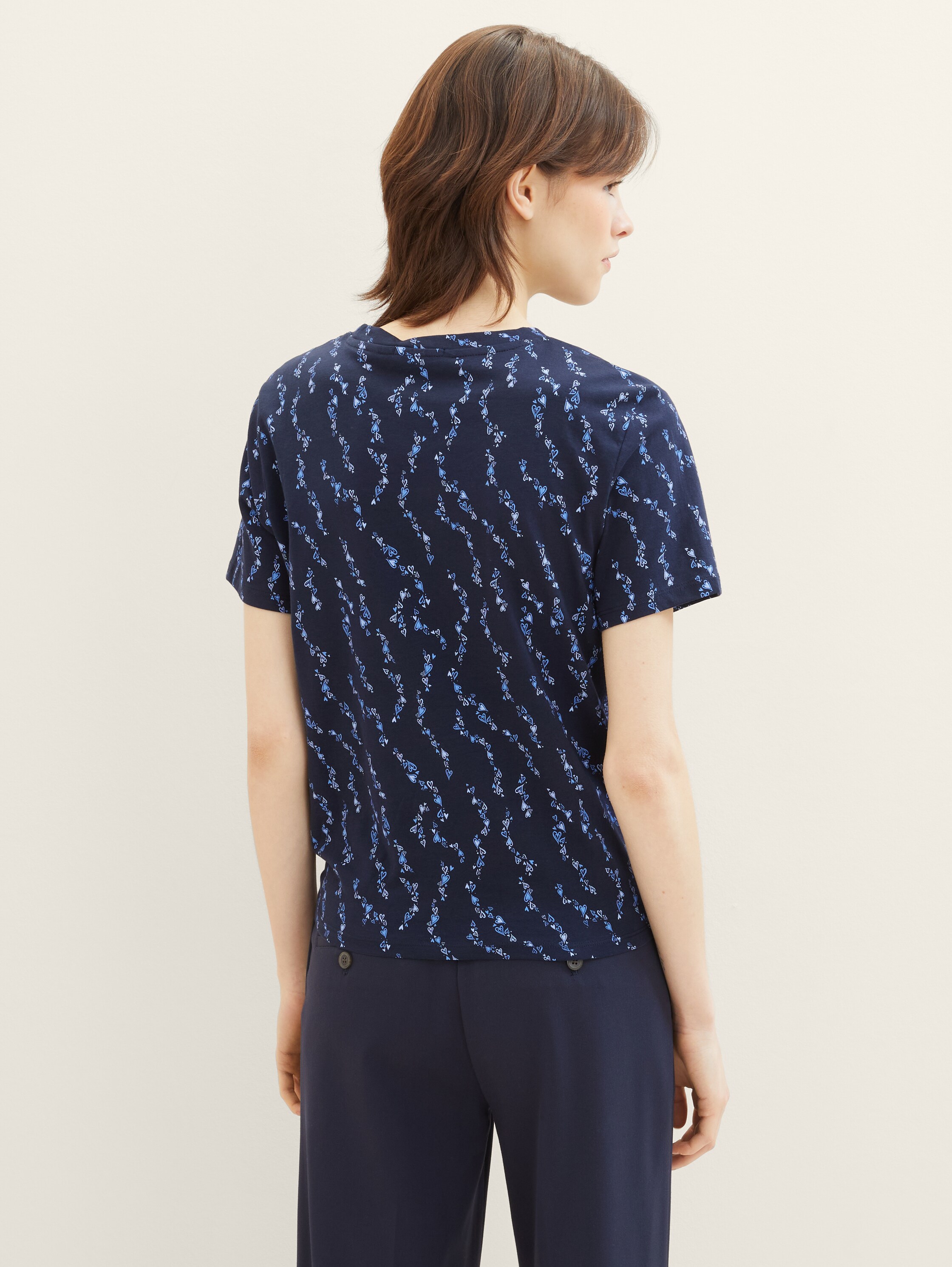 T-Shirt mit Knoten-Detail - navy mid blue heart print - Auschnitt Model-Rückansicht