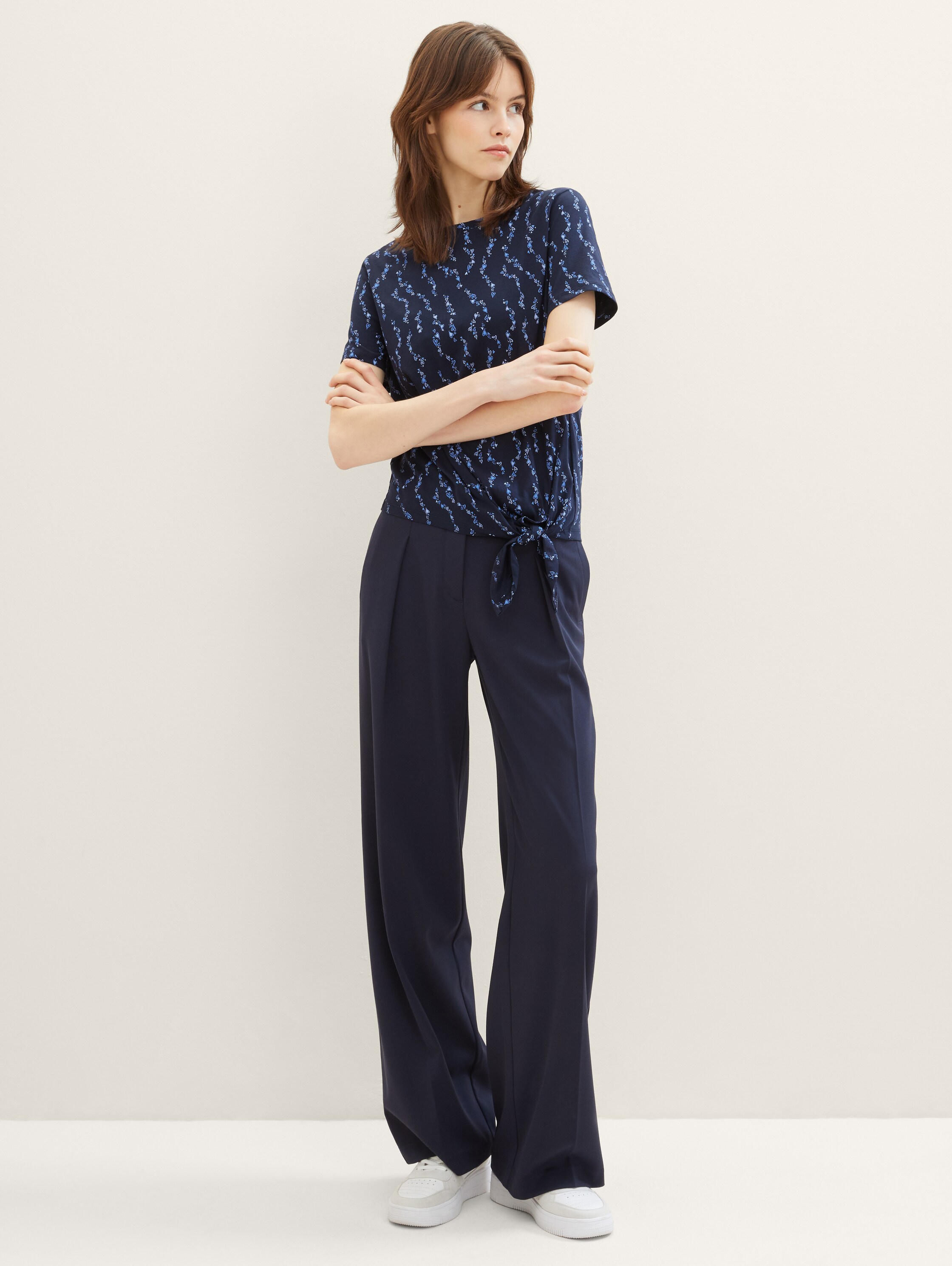 T-Shirt mit Knoten-Detail - navy mid blue heart print - Model-Vorderansicht