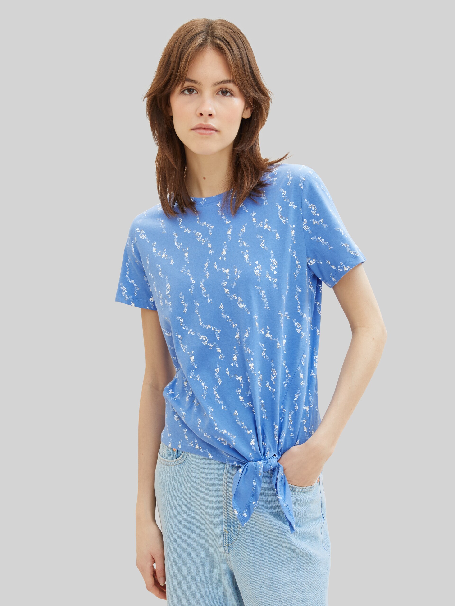 T-Shirt mit Knoten-Detail - mid blue white heart print - Ausschnitt Model-Vorderansicht