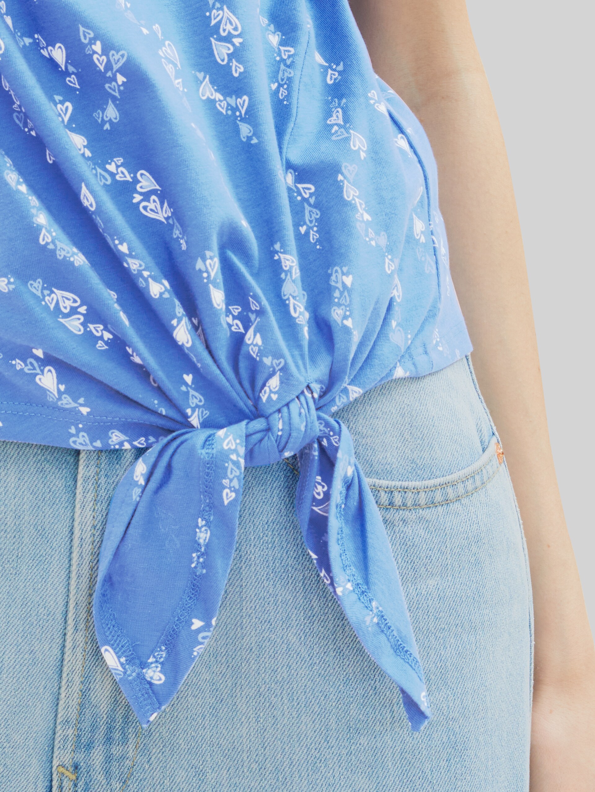 T-Shirt mit Knoten-Detail - mid blue white heart print - Detail-Model-Ansicht