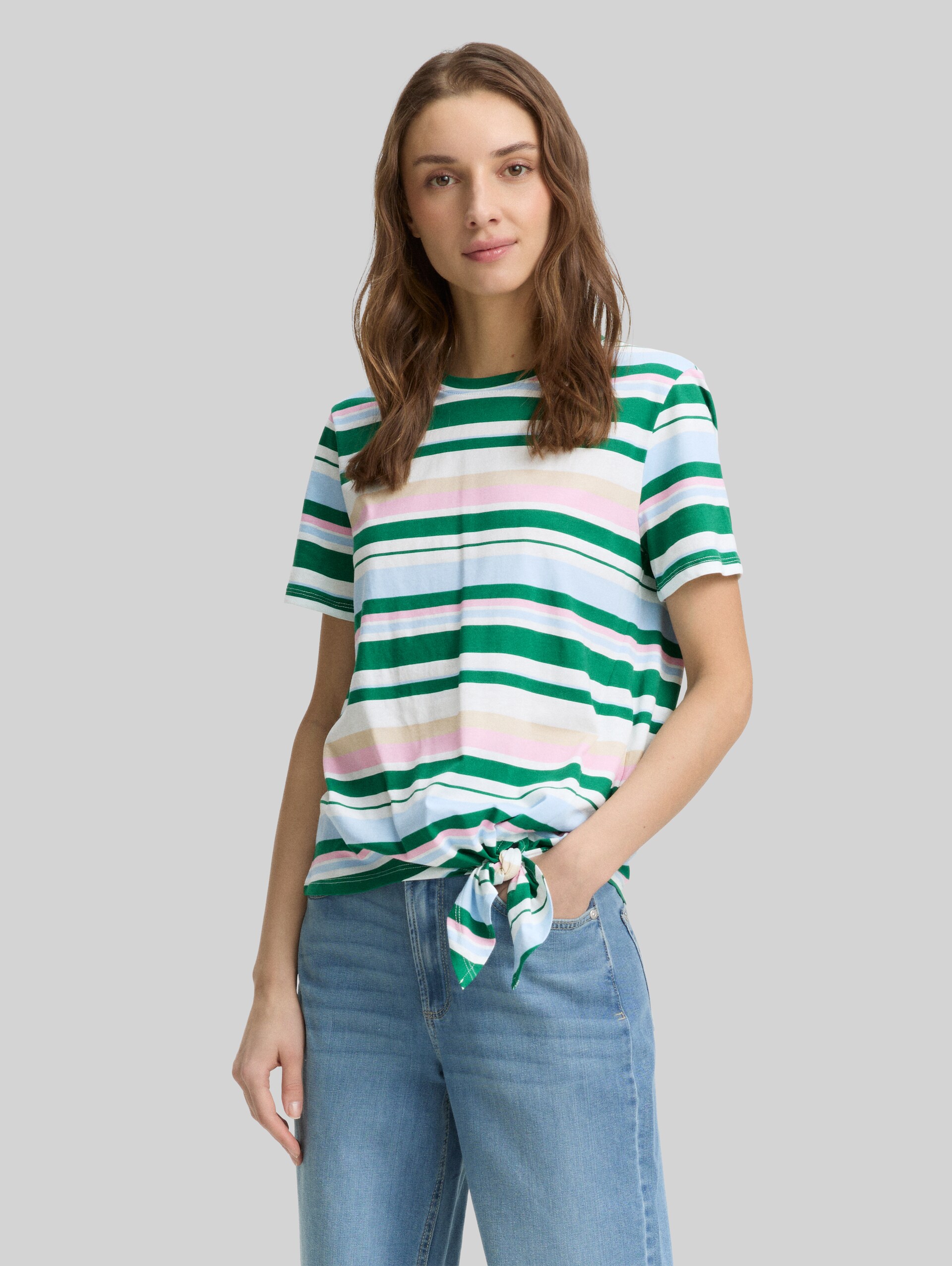 T-shirt met knoopdetail - multicolor stripe - Nek model vooraanzicht