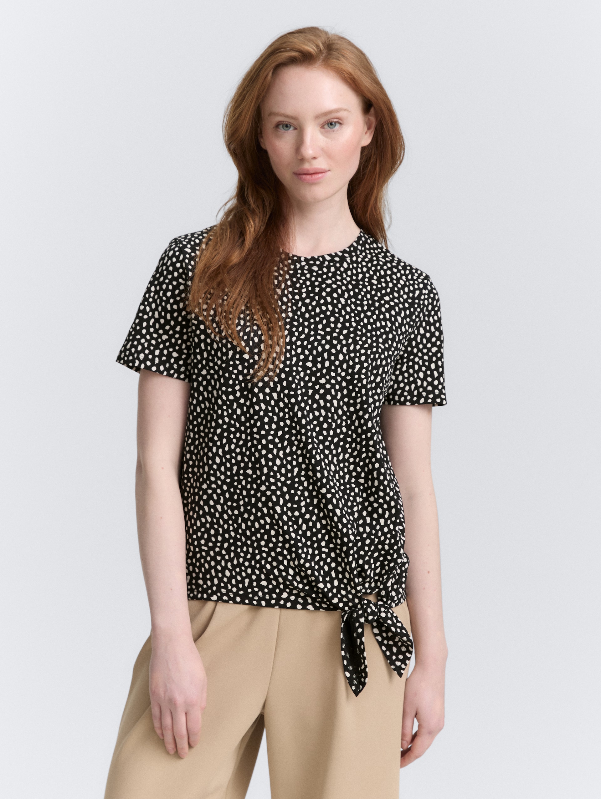 T-Shirt mit Knoten-Detail - black white dotted print - Ausschnitt Model-Vorderansicht