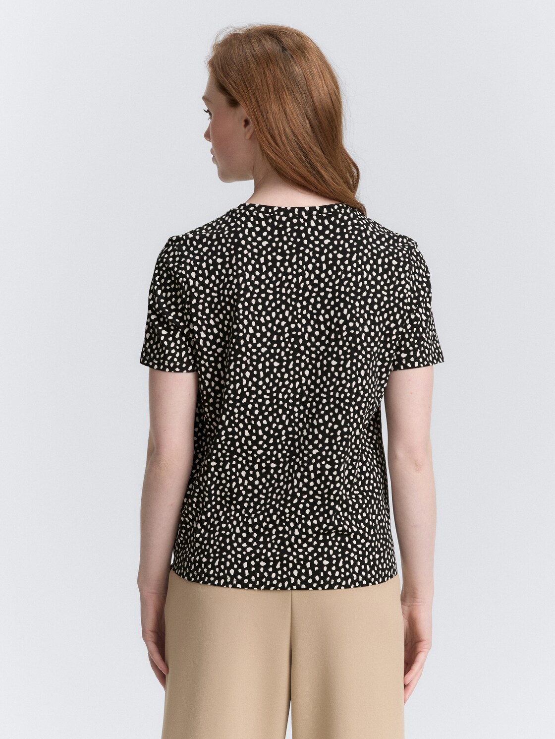 T-Shirt mit Knoten-Detail - black white dotted print - Auschnitt Model-Rückansicht
