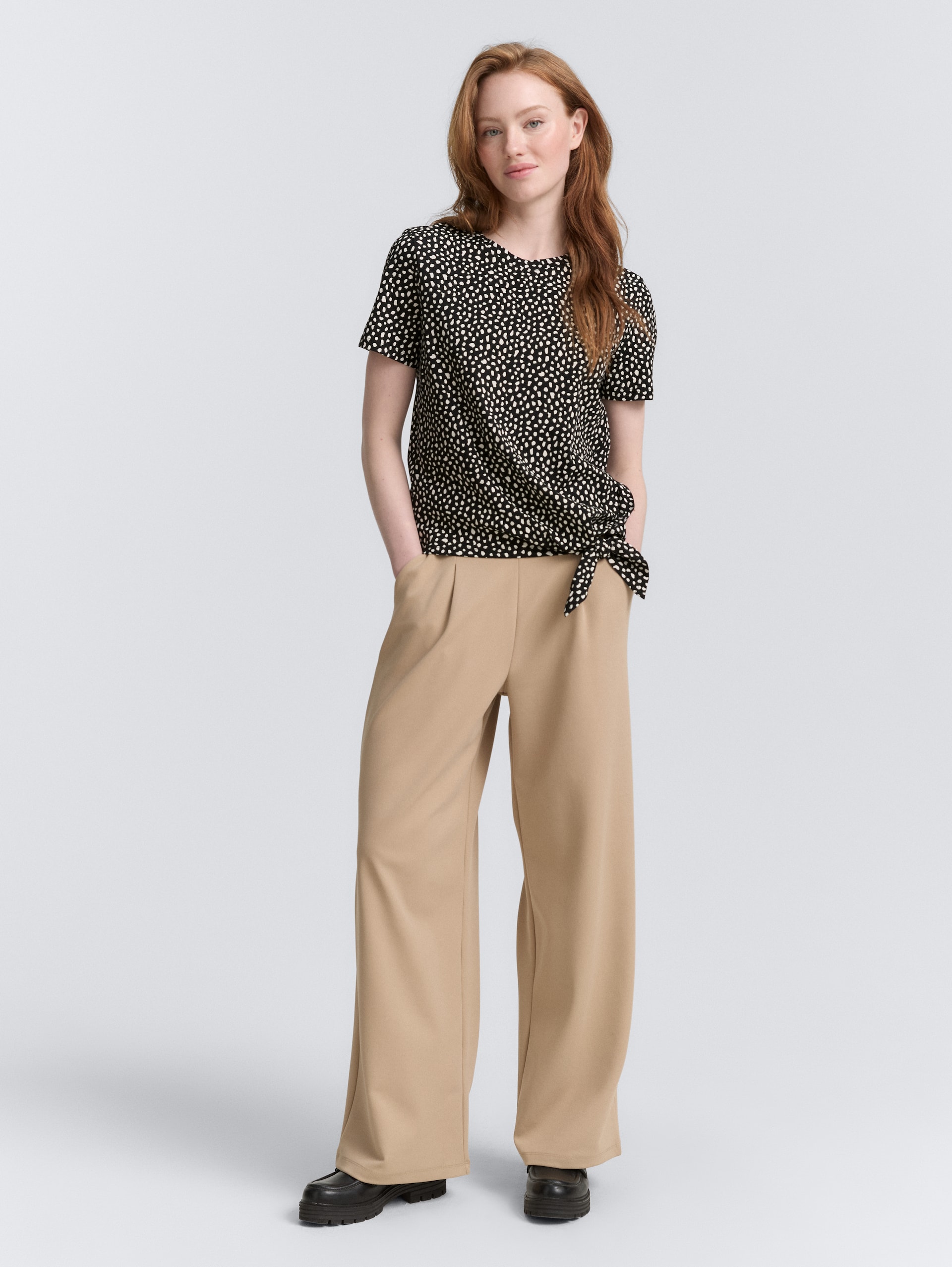 T-Shirt mit Knoten-Detail - black white dotted print - Model-Vorderansicht