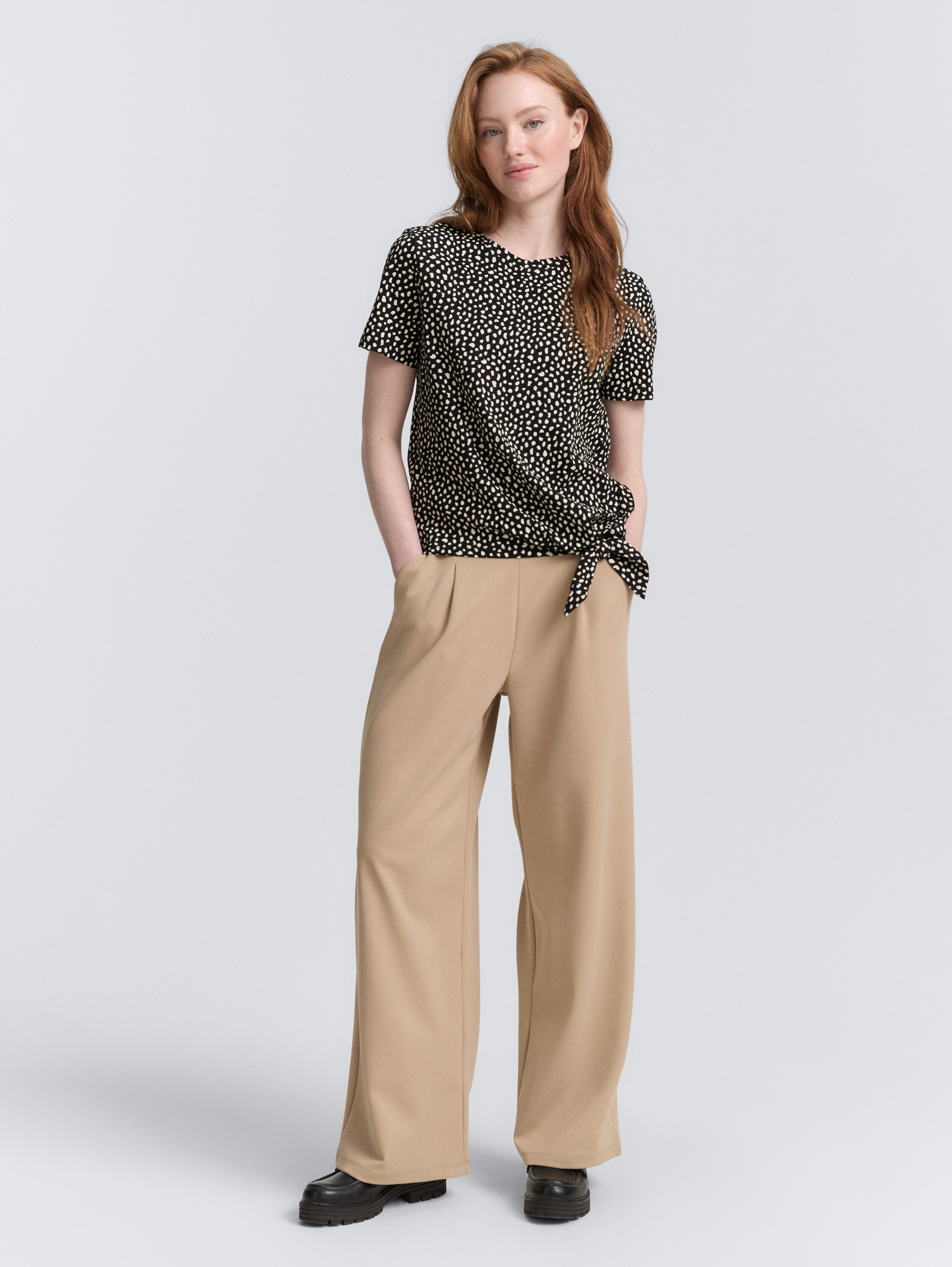 T-Shirt mit Knoten-Detail - black_white_dotted_print - 