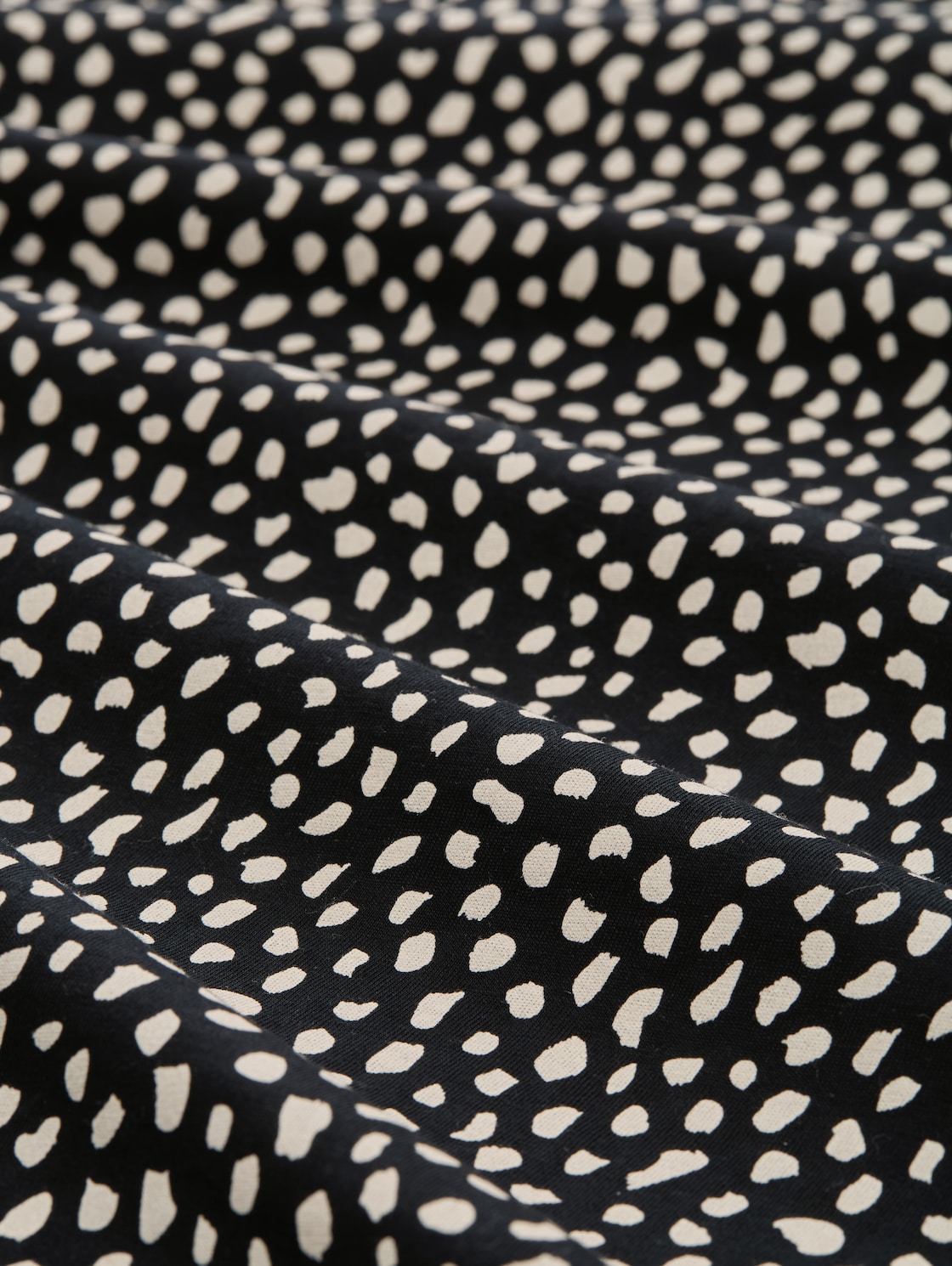 T-Shirt mit Knoten-Detail - black white dotted print - Material-Ansicht