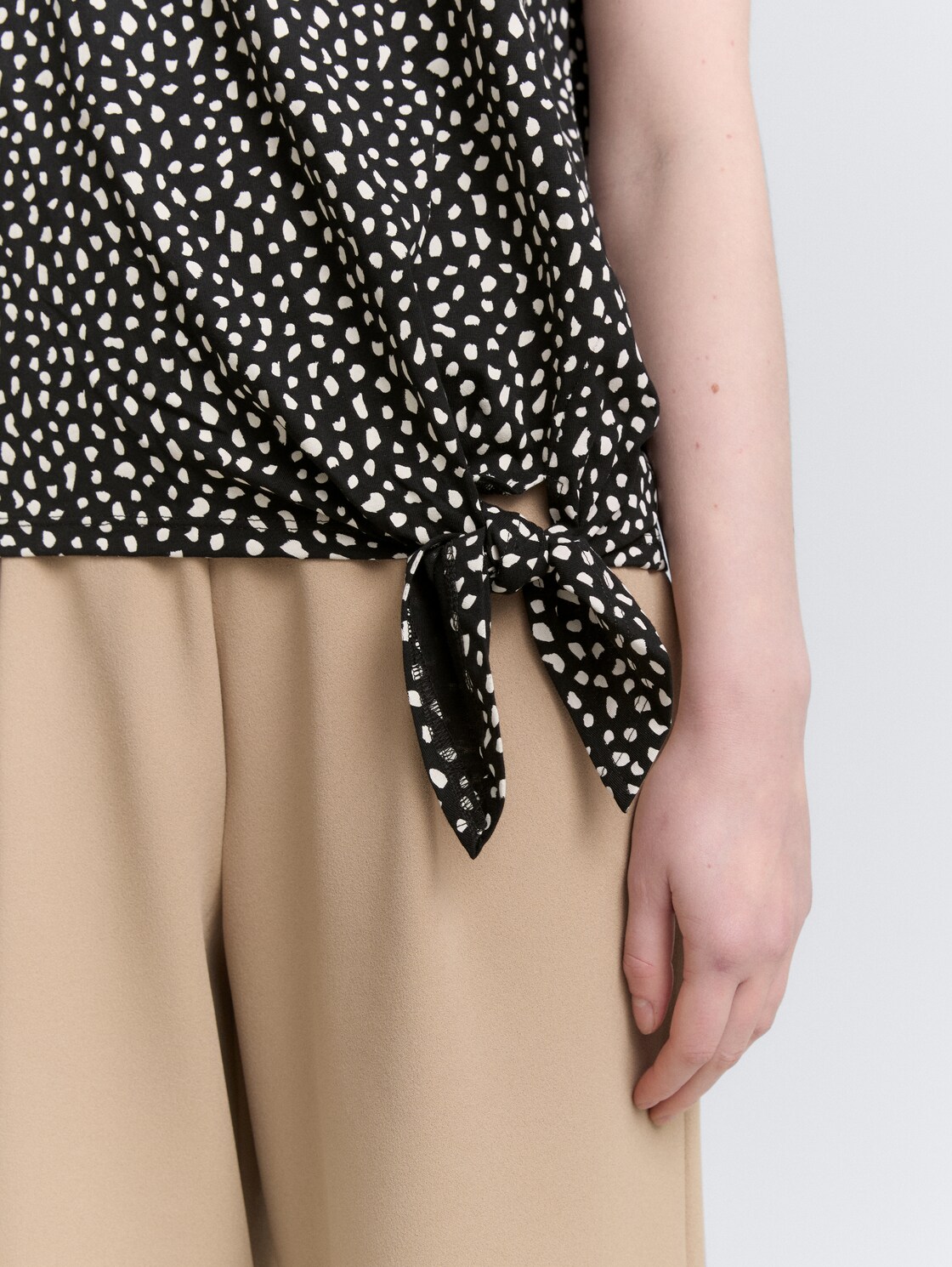 T-Shirt mit Knoten-Detail - black white dotted print - Detail-Model-Ansicht