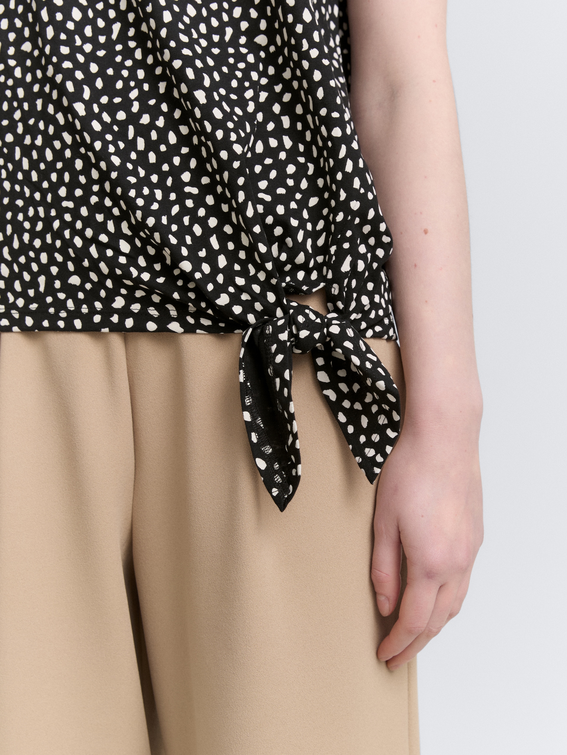 T-Shirt mit Knoten-Detail - black white dotted print - Detail-Model-Ansicht