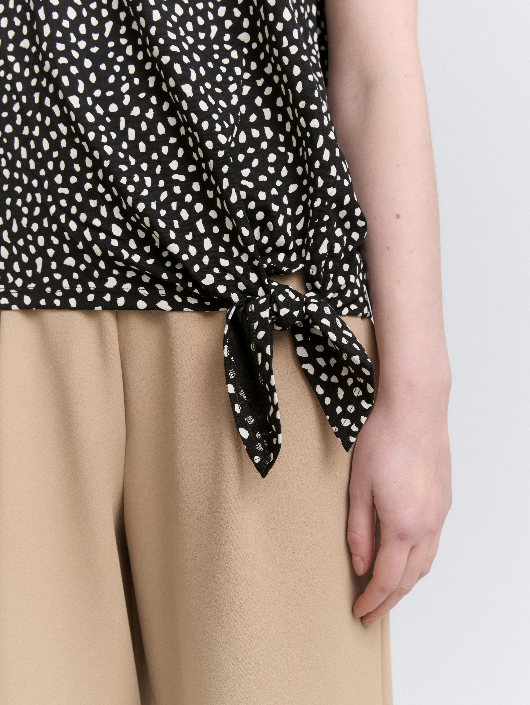 T-Shirt mit Knoten-Detail - black_white_dotted_print - 