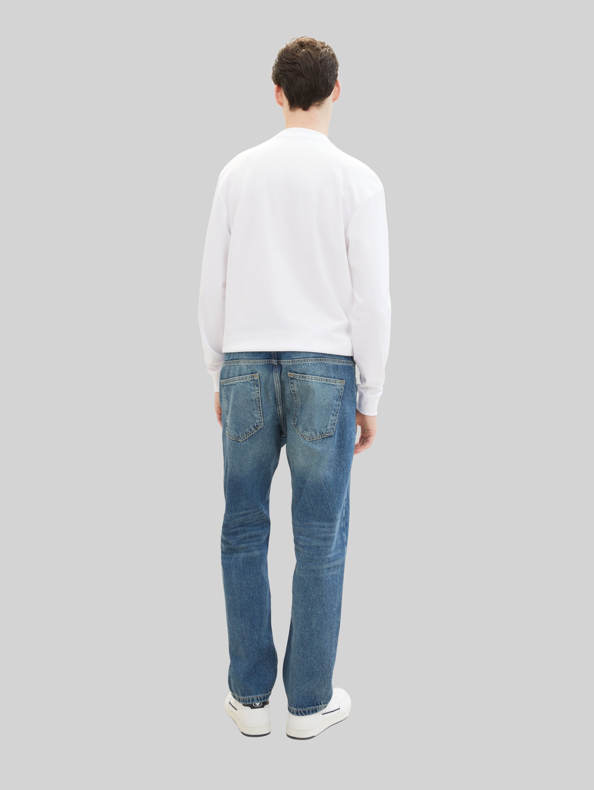 Loose Straight Fit Jeans - Used Mid Stone Blue Denim - Neklijn model-achteraanzicht