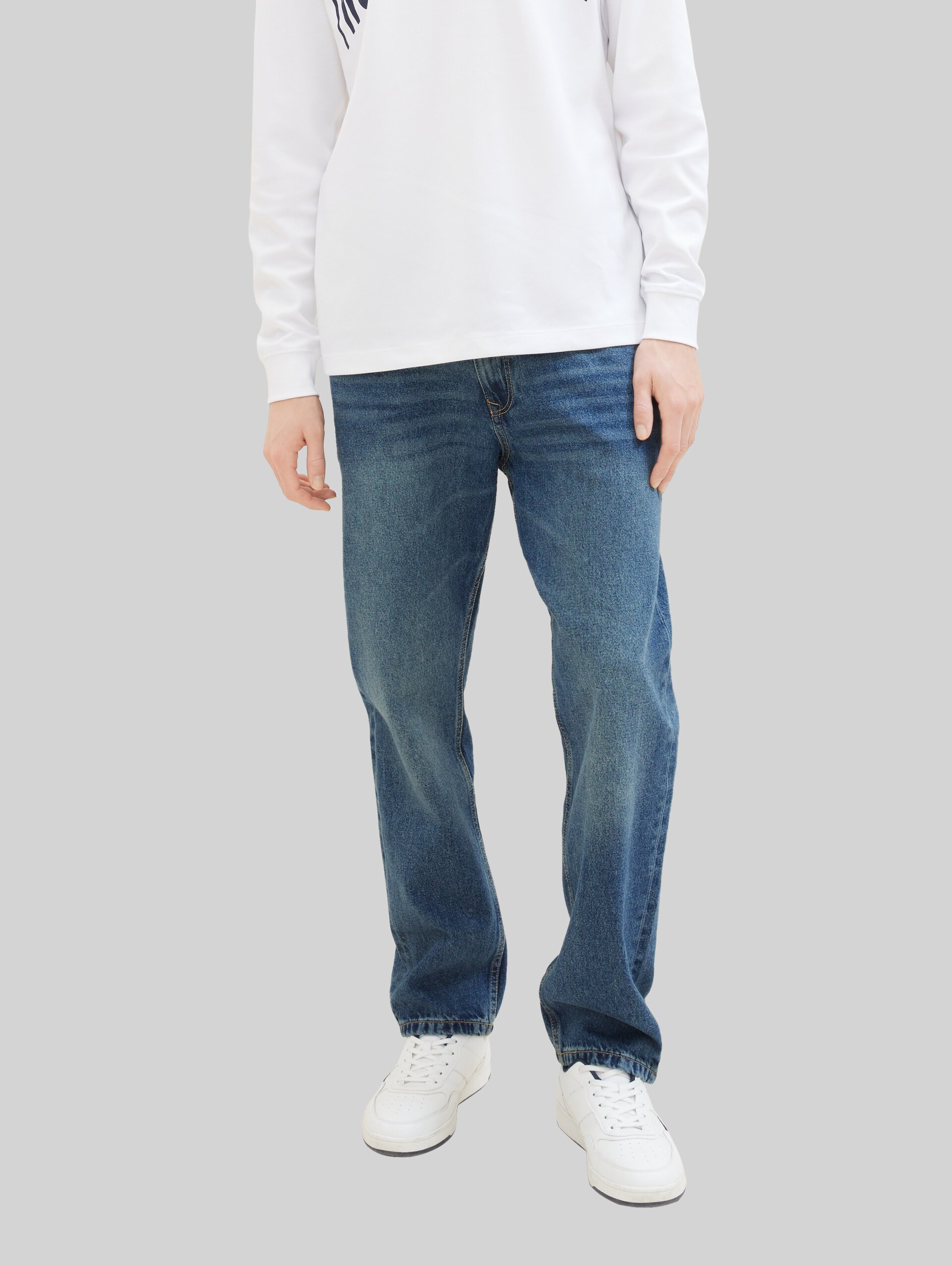 Loose Straight Fit Jeans - Used Mid Stone Blue Denim - Nek model vooraanzicht