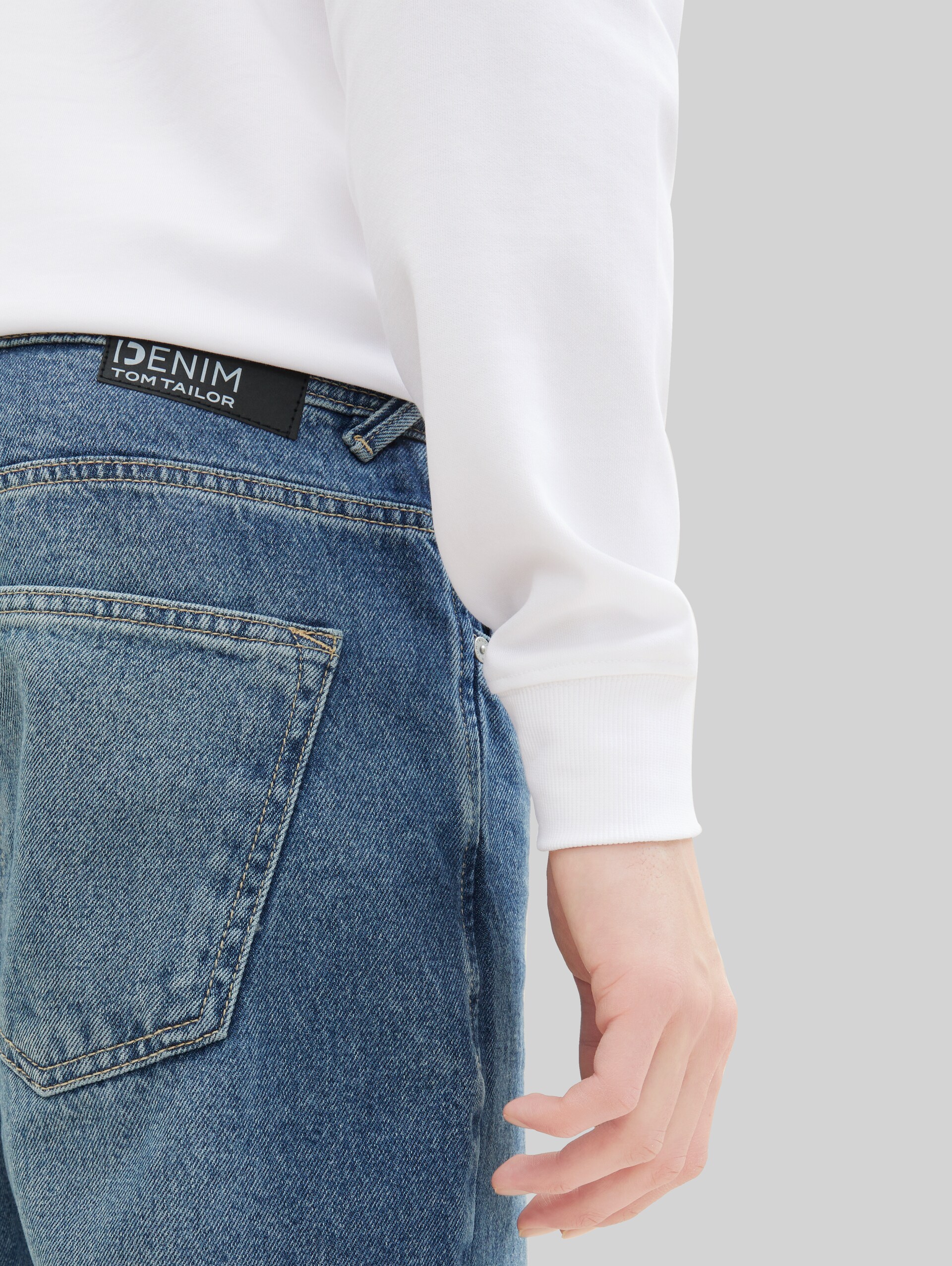 Loose Straight Fit Jeans - Used Mid Stone Blue Denim - Detailaanzicht model