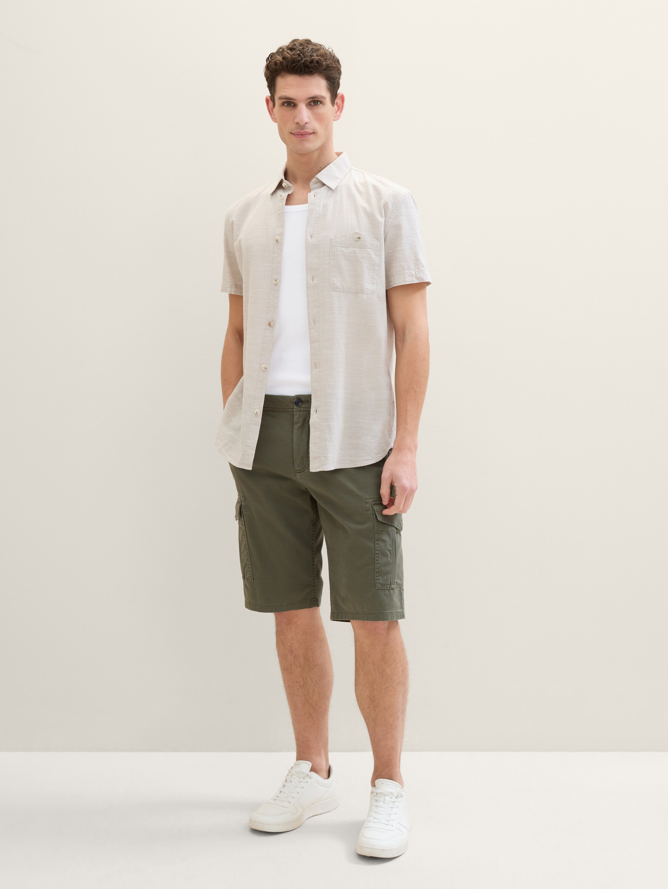 Short cargo Regular - verdoyant - Vue du corps entier du modèle