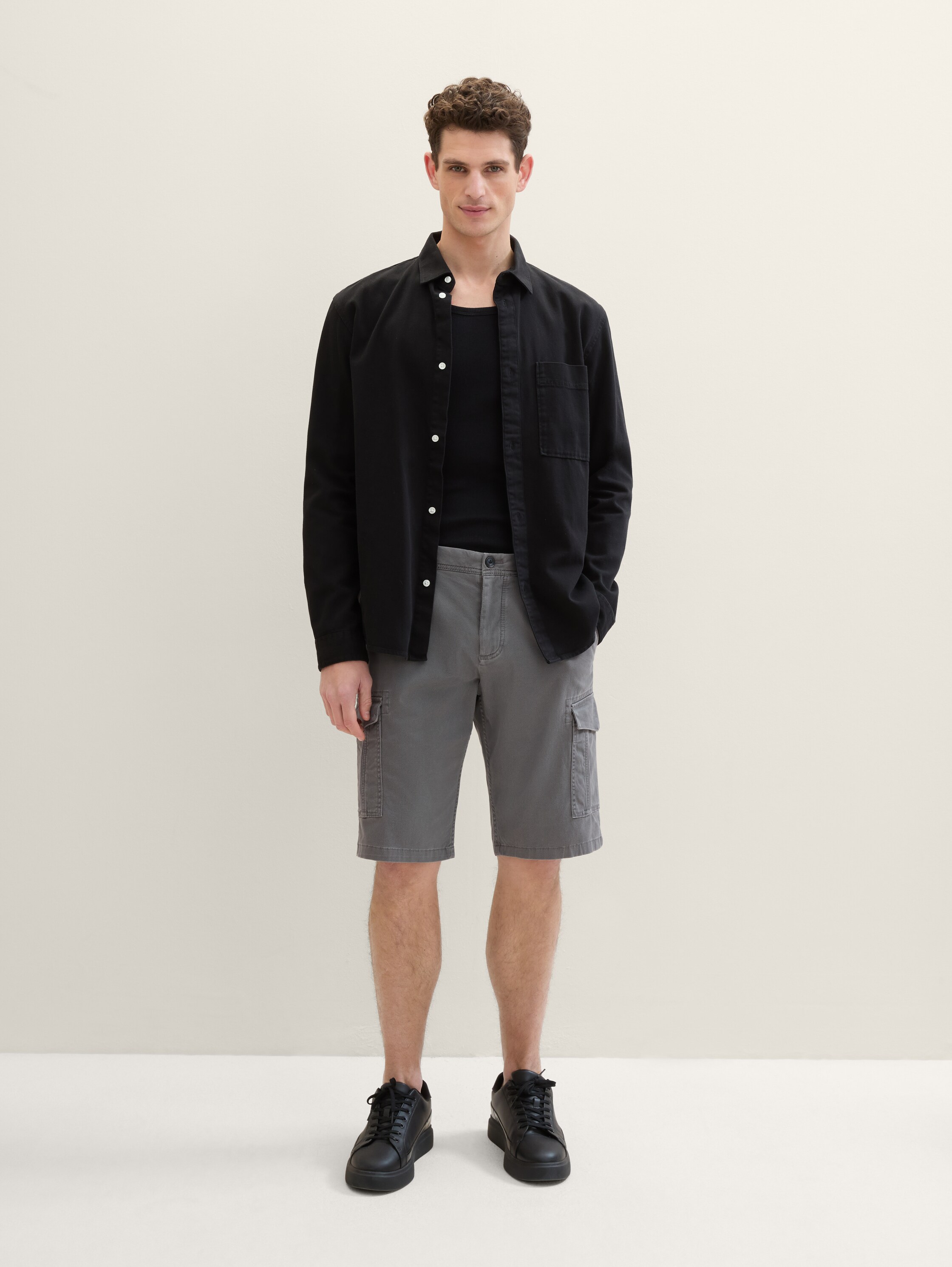 Short cargo Regular - noires - Vue du corps entier du modèle