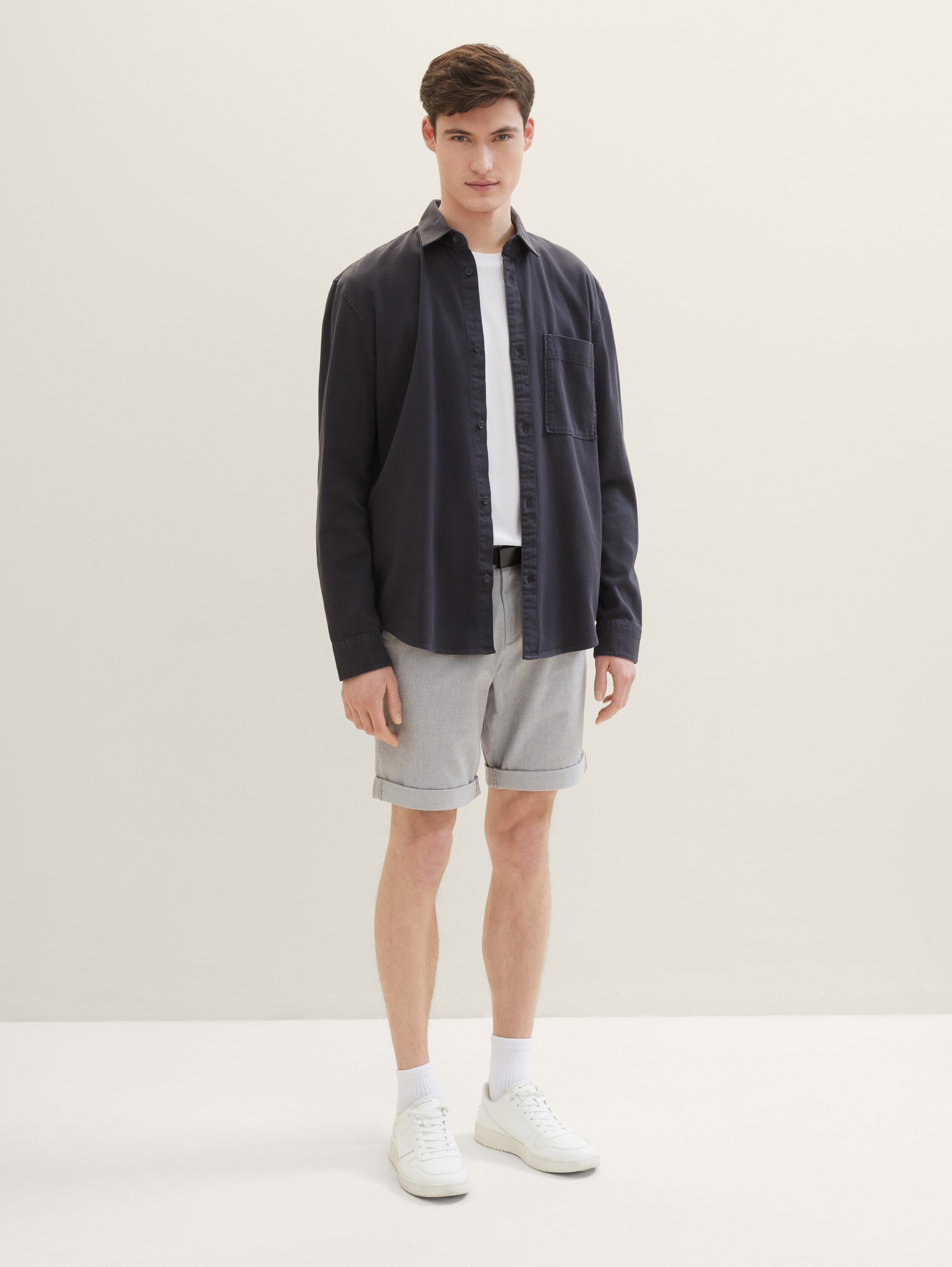 Chinoshorts mit Gürtel - 1