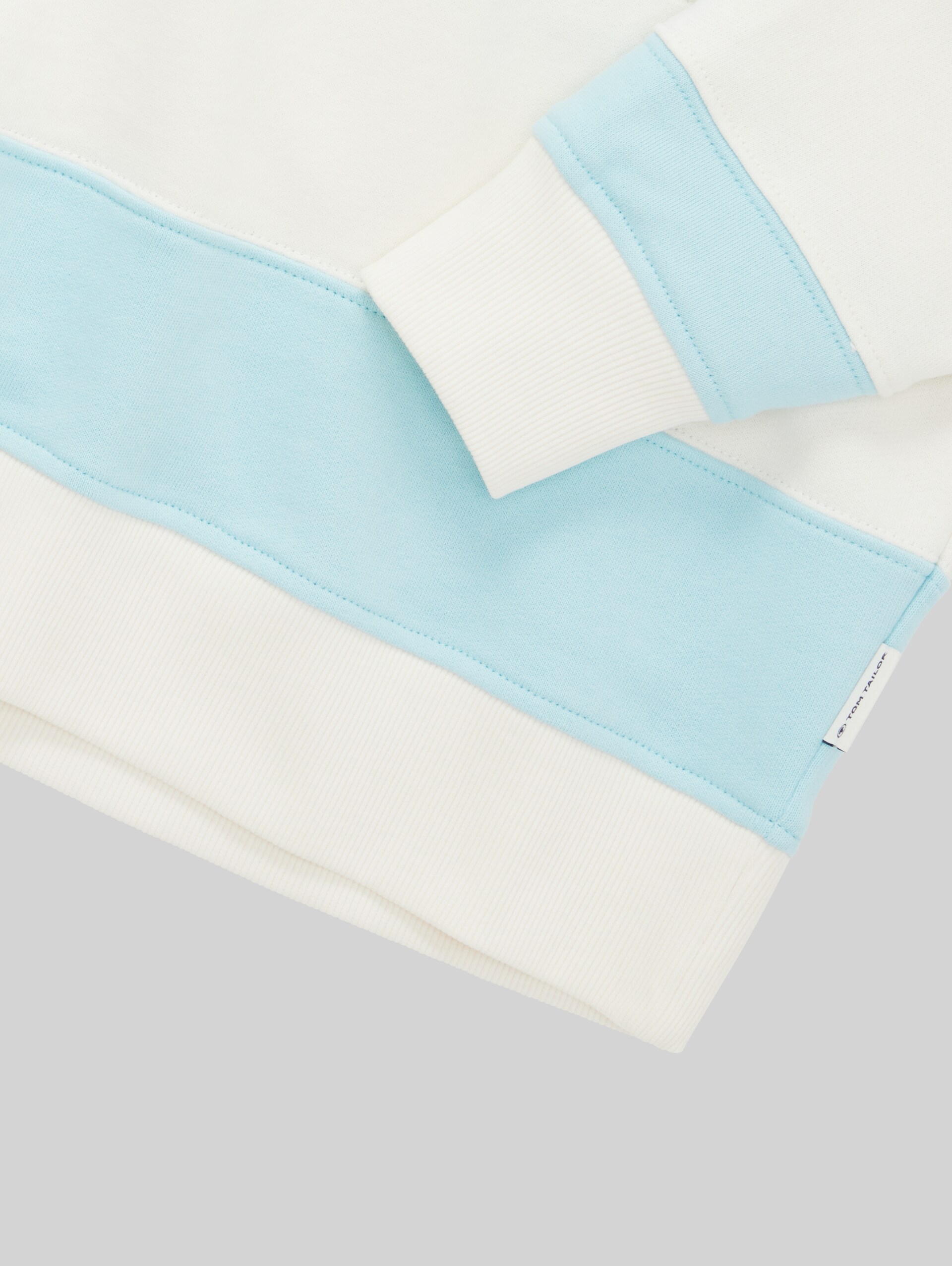 Sweatshirt mit Bio-Baumwolle - pastel turquoise - Detail-Model-Ansicht