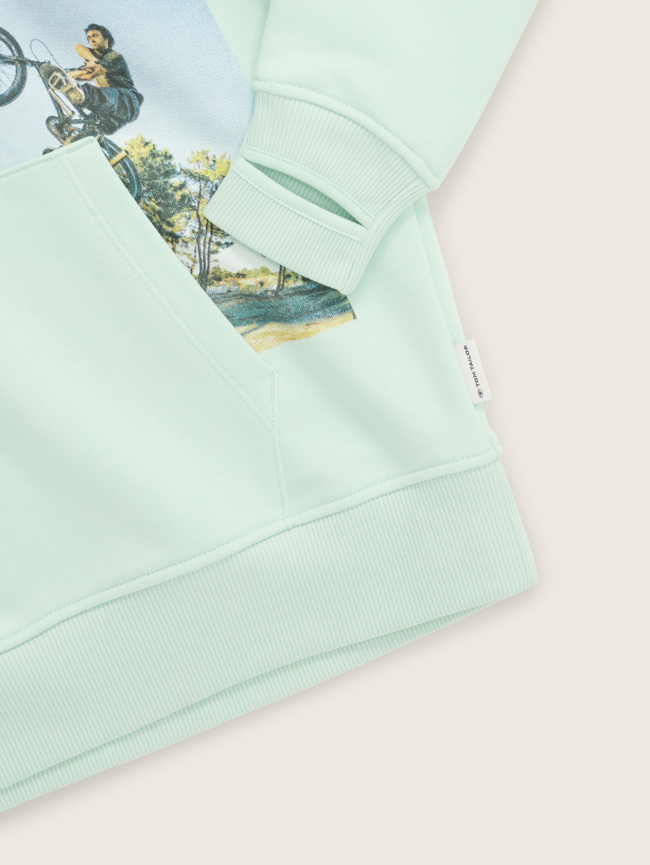 Oversized hoodie met biologisch katoen - pastel apple green - Detailaanzicht model