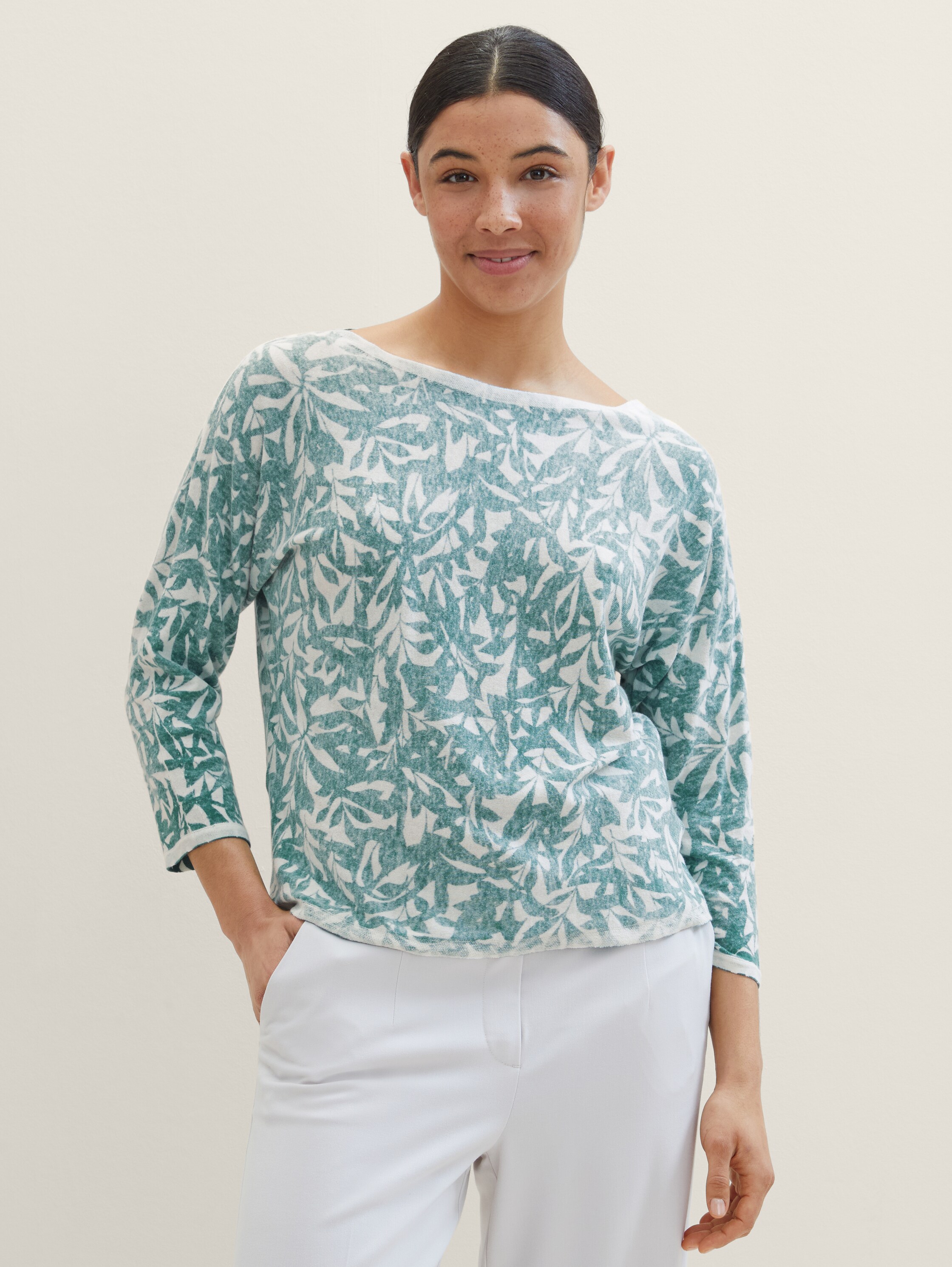 Strickpullover mit Print - green abstract leaf print knit - Ausschnitt Model-Vorderansicht