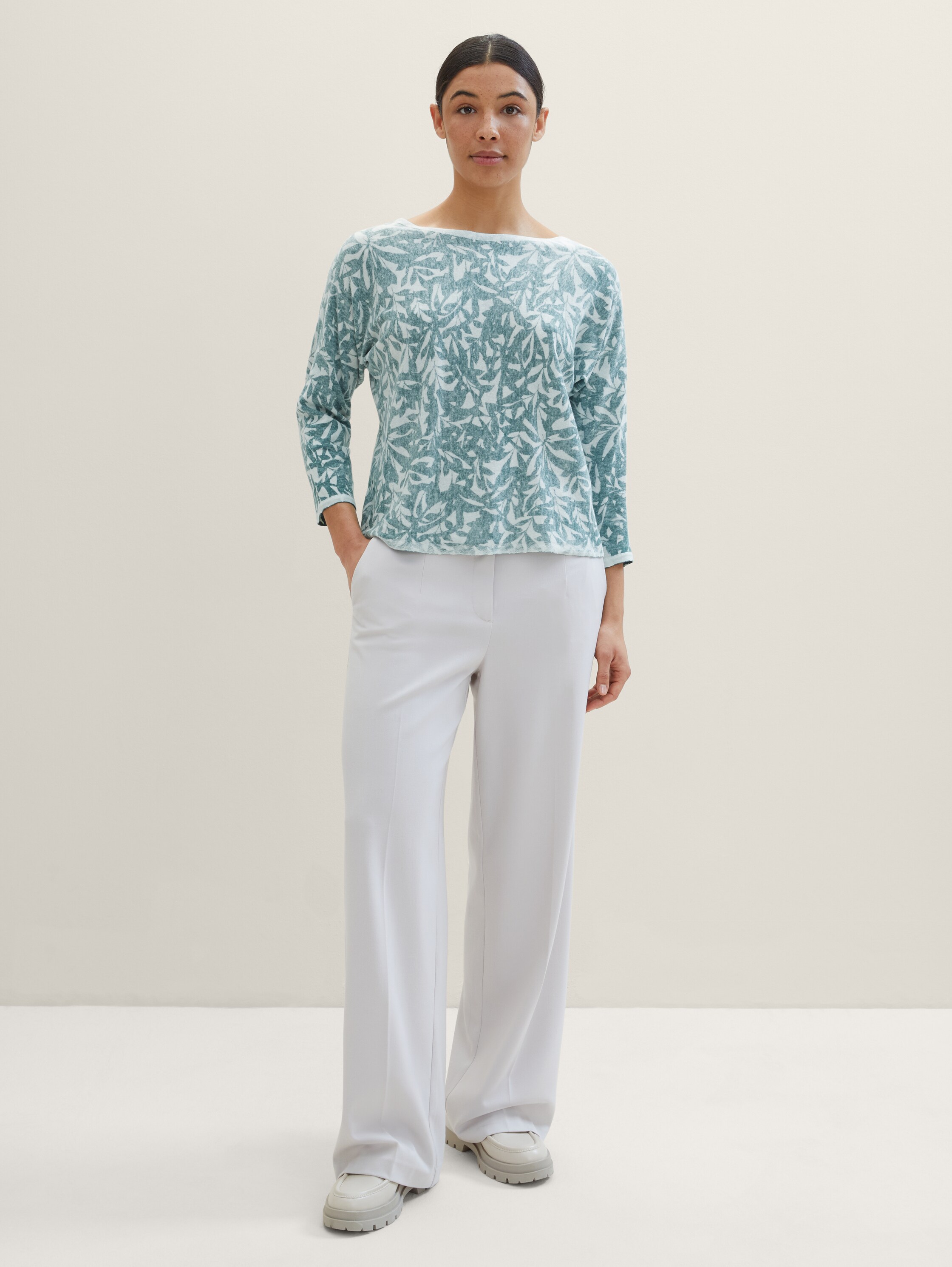 Strickpullover mit Print - green abstract leaf print knit - Model-Vorderansicht