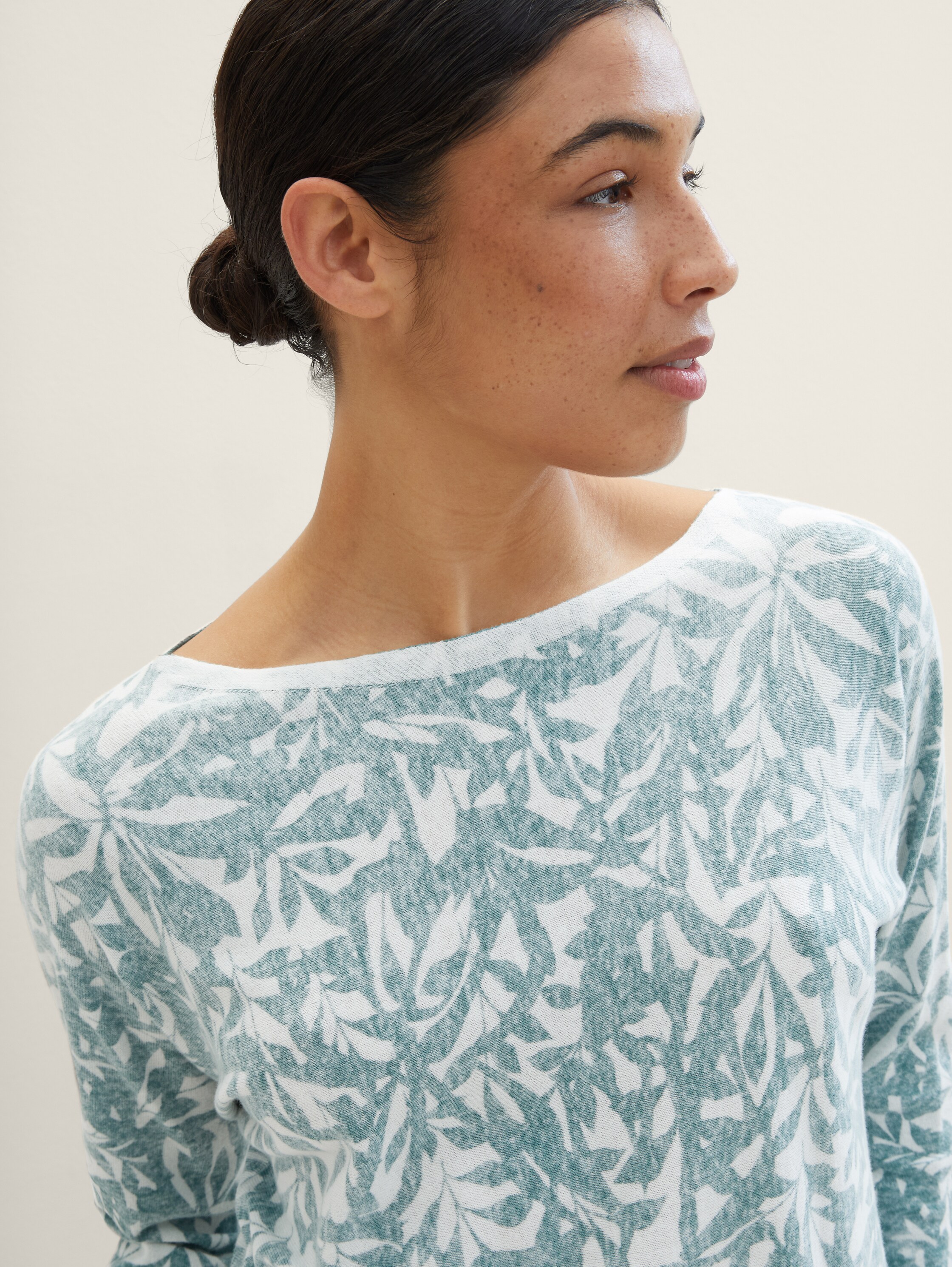 Strickpullover mit Print - green abstract leaf print knit - Detail-Model-Ansicht