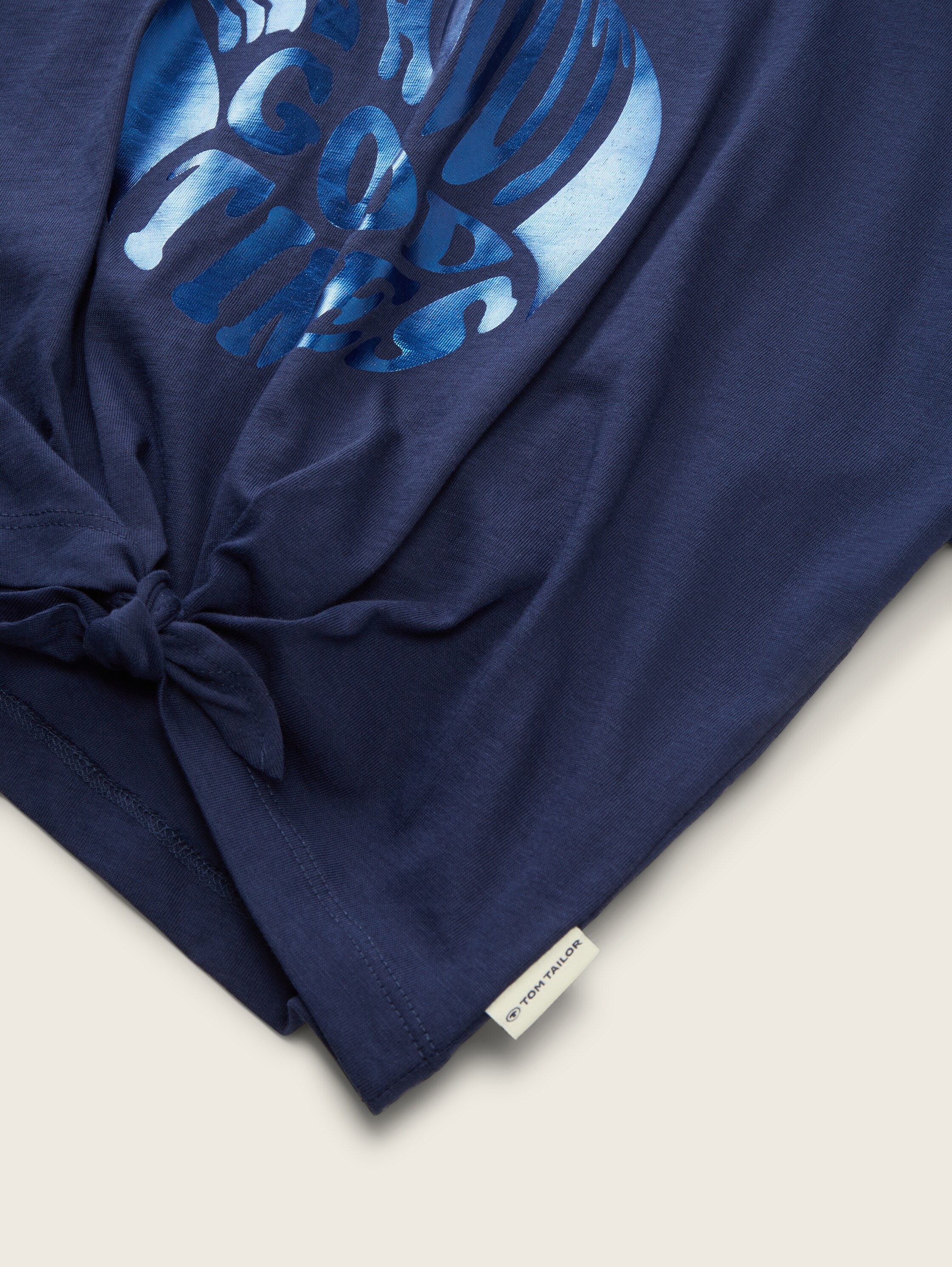 T-shirt met organische katoen - dark blueberry - Detailaanzicht model