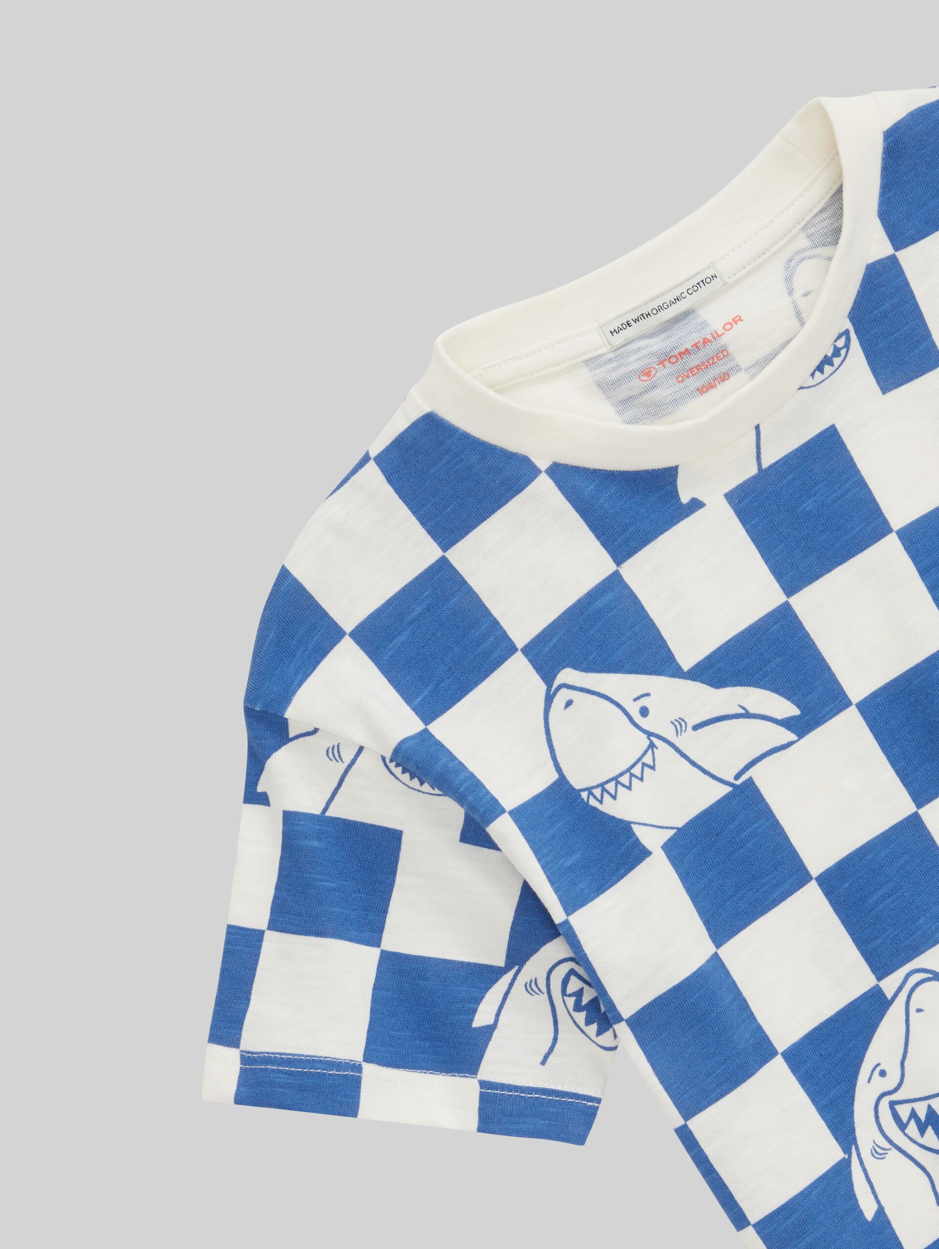 Oversized T-Shirt mit Bio-Baumwolle - blue white shark checkerboard - Detail-Model-Ansicht