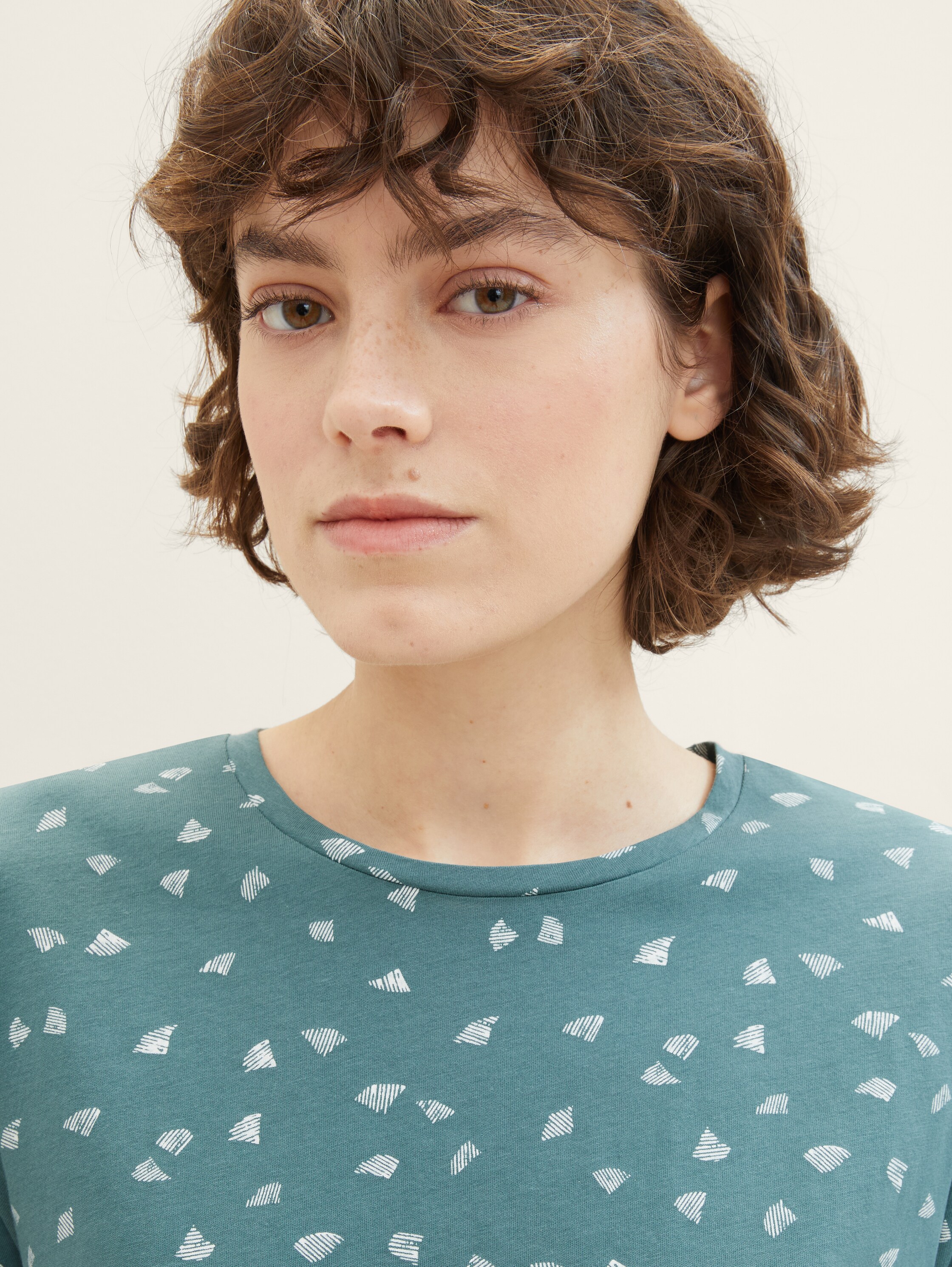 T-shirt met print - green minimal print - Detailaanzicht model