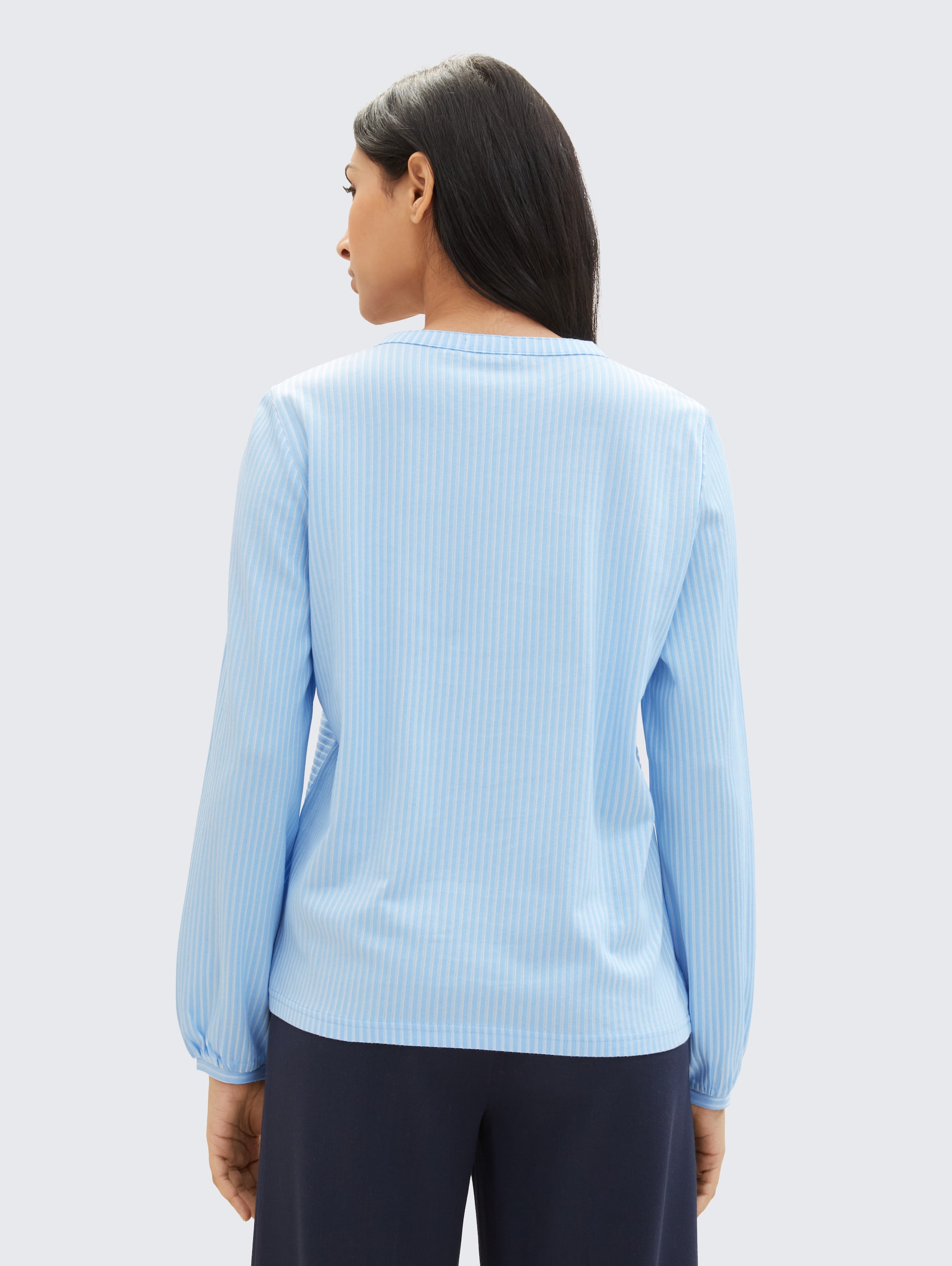 Bluse mit Streifenmuster - blue white thin stripe - Auschnitt Model-Rückansicht