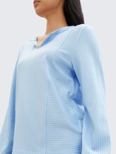 Bluse mit Streifenmuster - blue white thin stripe - Detail-Model-Ansicht
