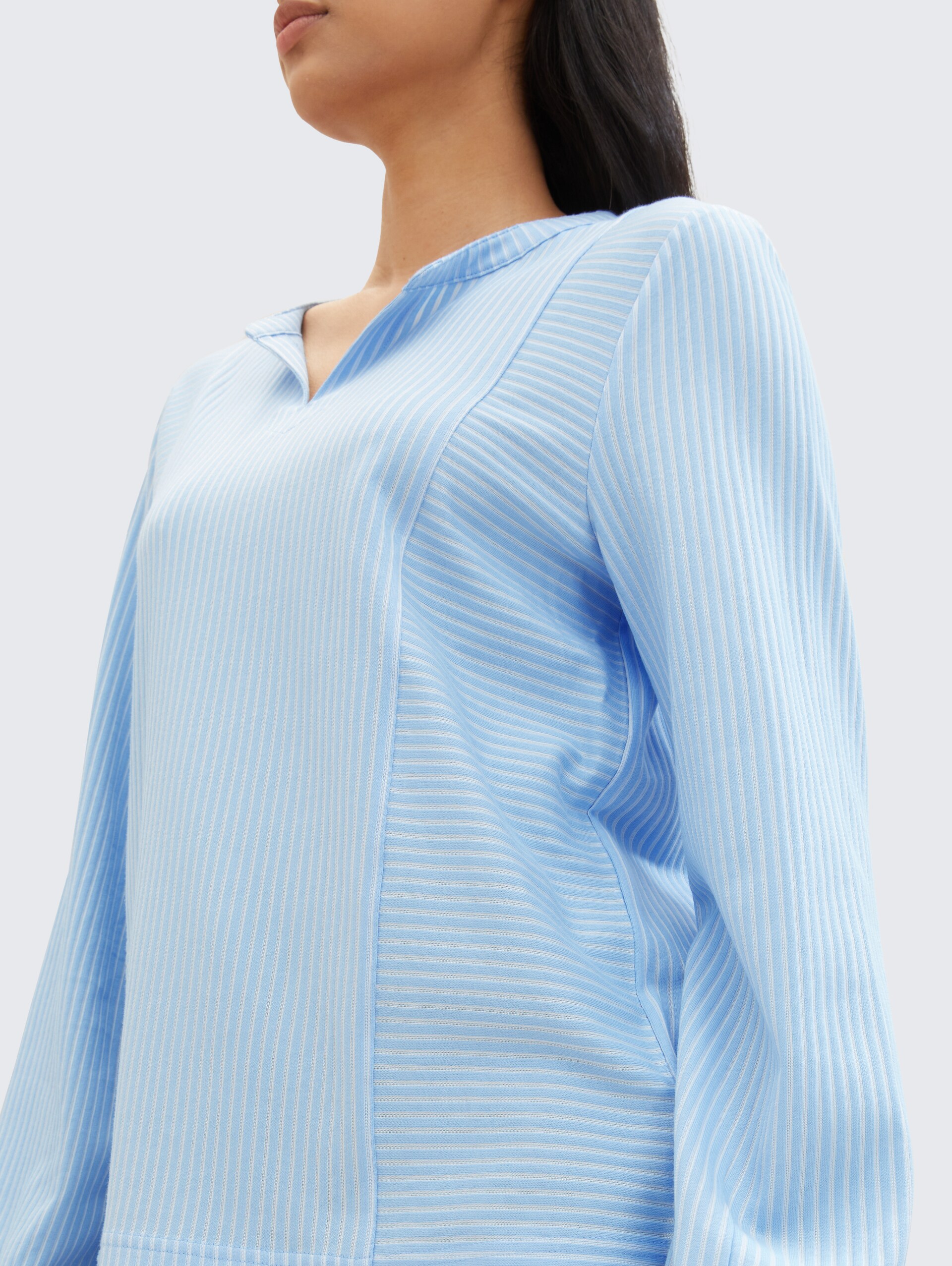 Bluse mit Streifenmuster - blue white thin stripe - Detail-Model-Ansicht