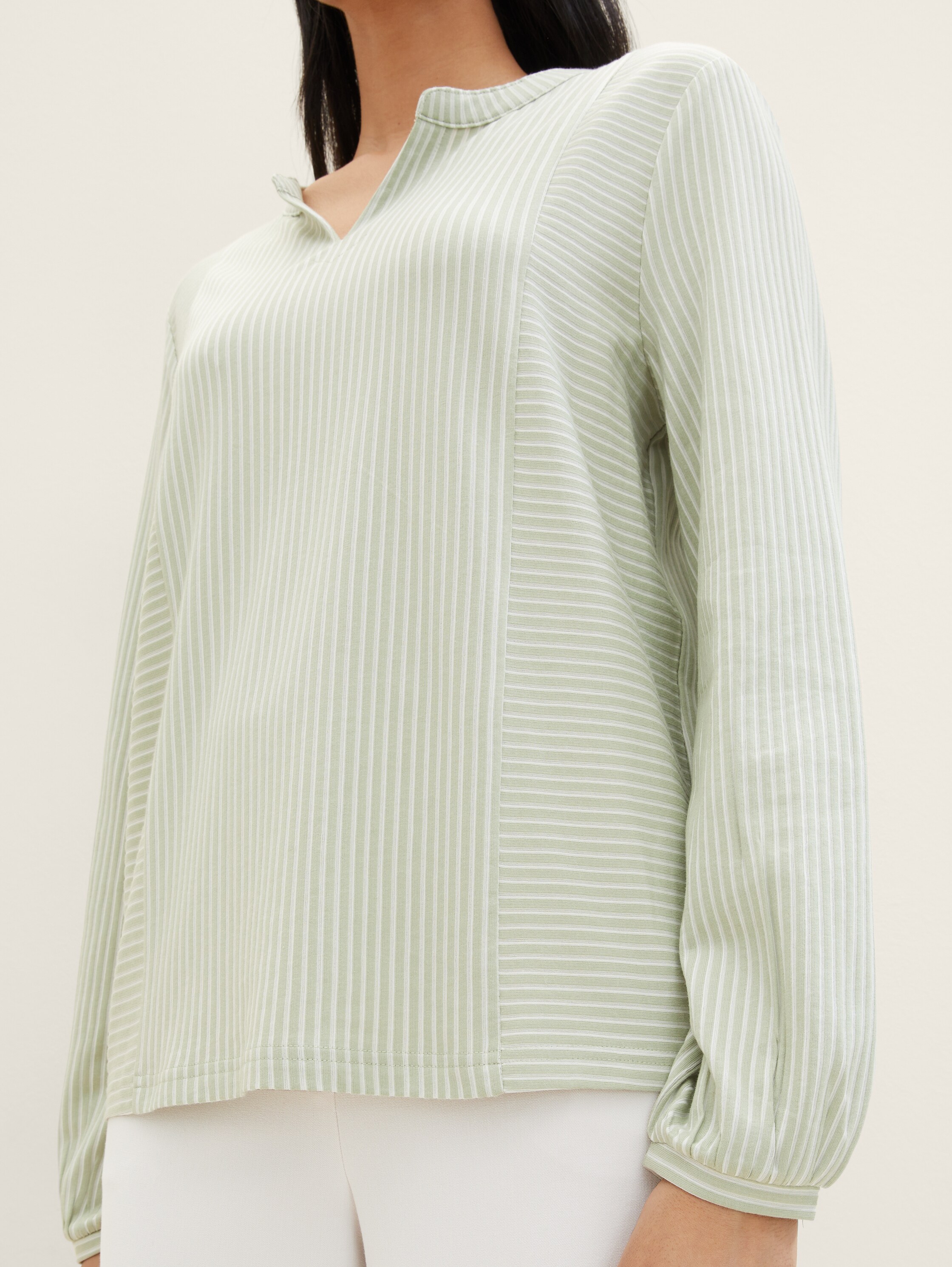 Bluse mit Streifenmuster - desert green white thin stripe - Detail-Model-Ansicht