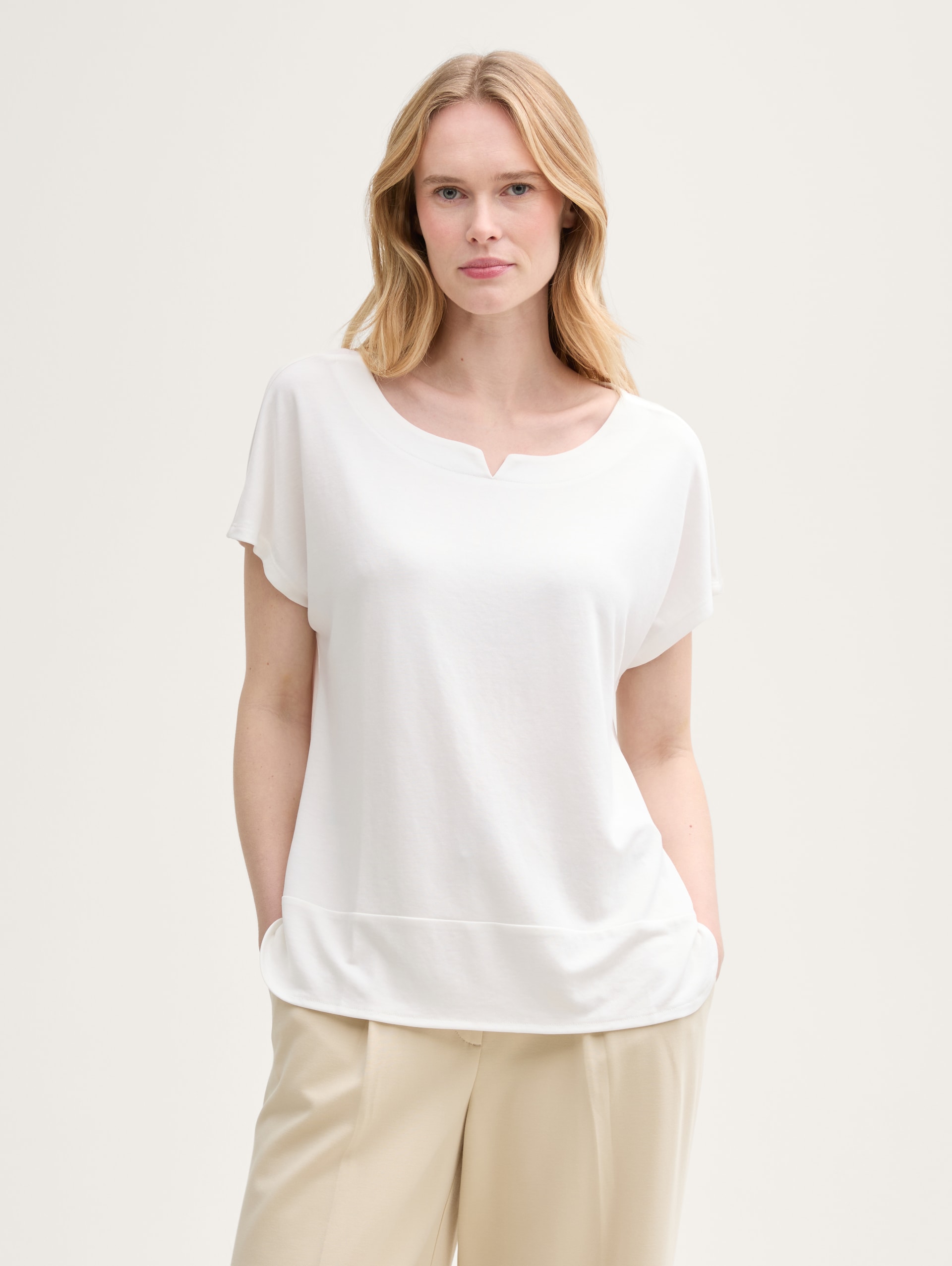 T-shirt in a fabric blend - Whisper White - Neckline model front view