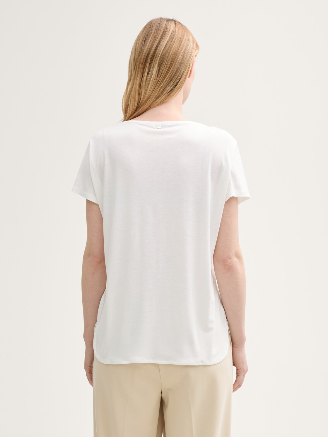 T-Shirt aus Materialmix - Whisper White - Auschnitt Model-Rückansicht