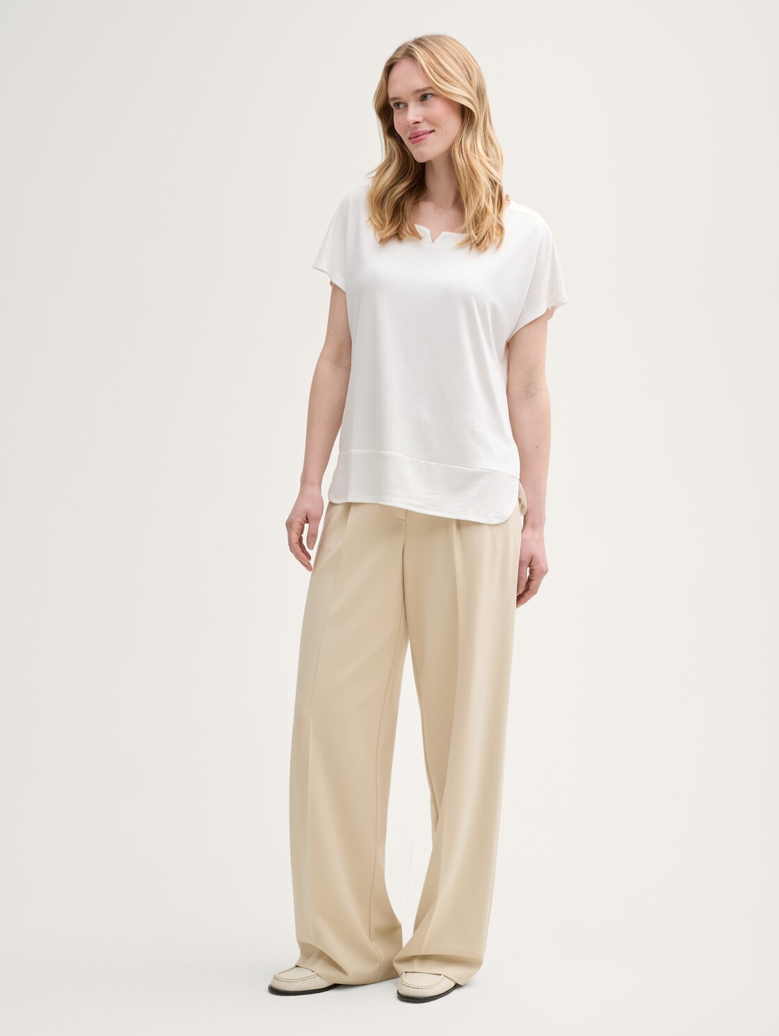 T-Shirt aus Materialmix - Whisper White - Model-Vorderansicht