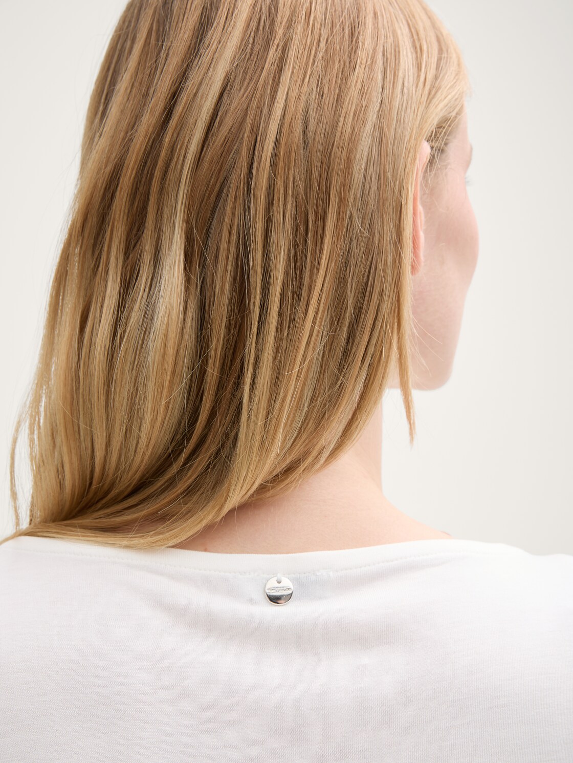 T-Shirt aus Materialmix - Whisper White - Detail-Model-Ansicht