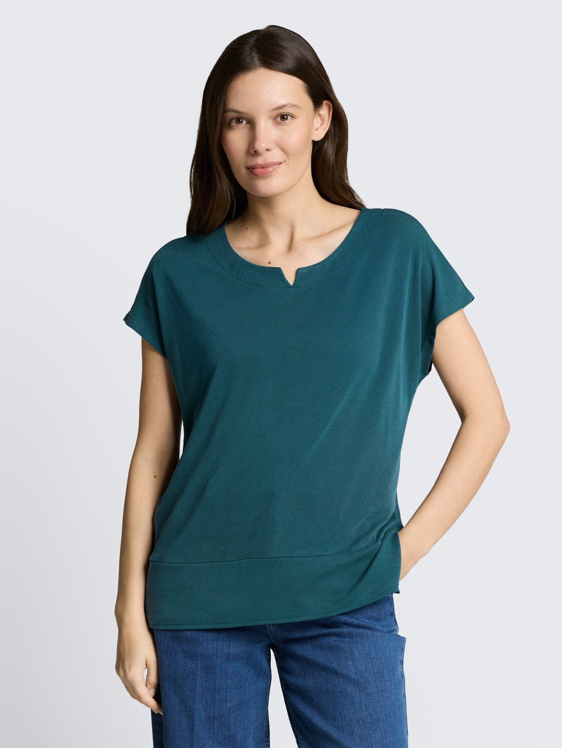 T-Shirt aus Materialmix - Deep Meadow Green - Ausschnitt Model-Vorderansicht