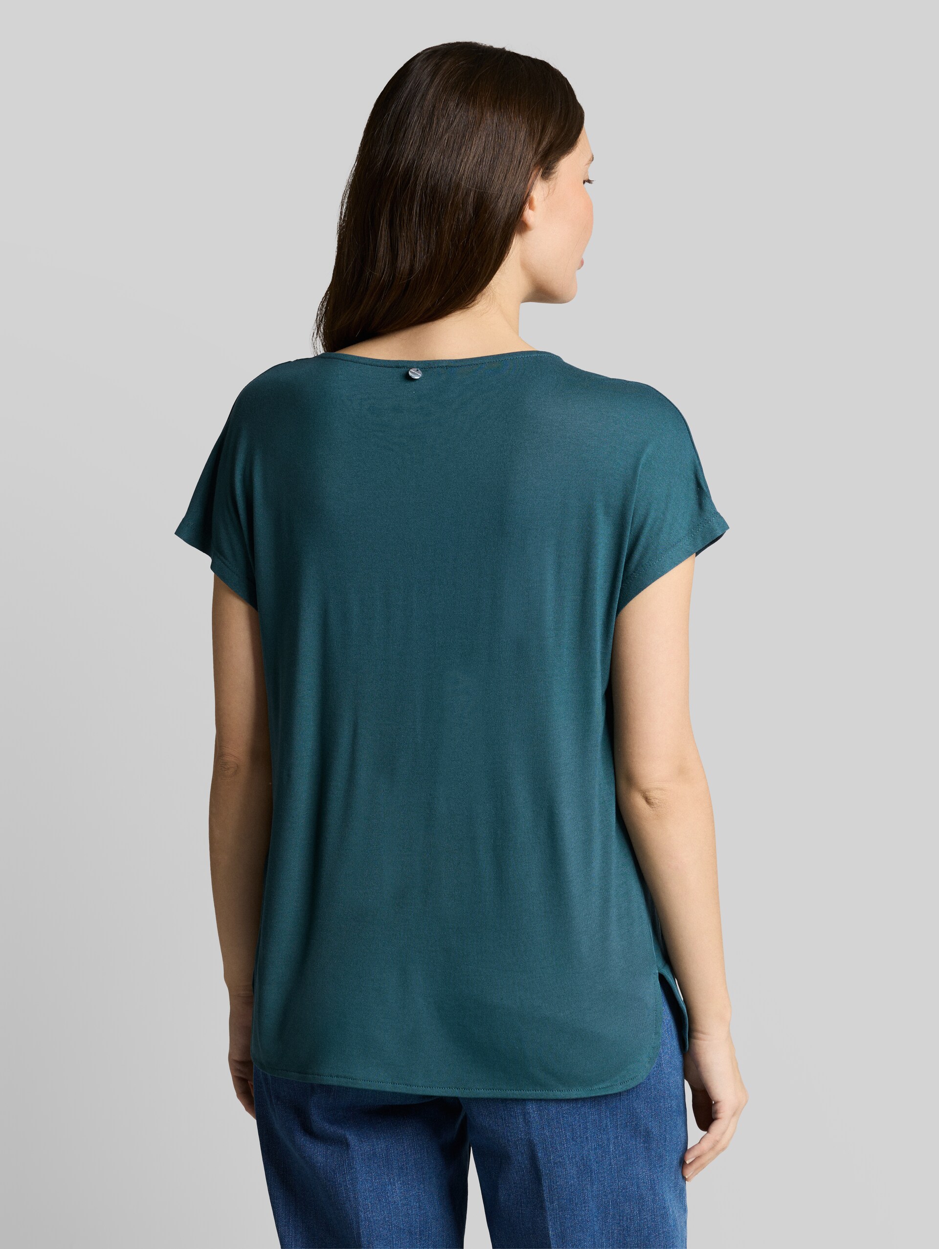 T-Shirt aus Materialmix - Deep Meadow Green - Auschnitt Model-Rückansicht