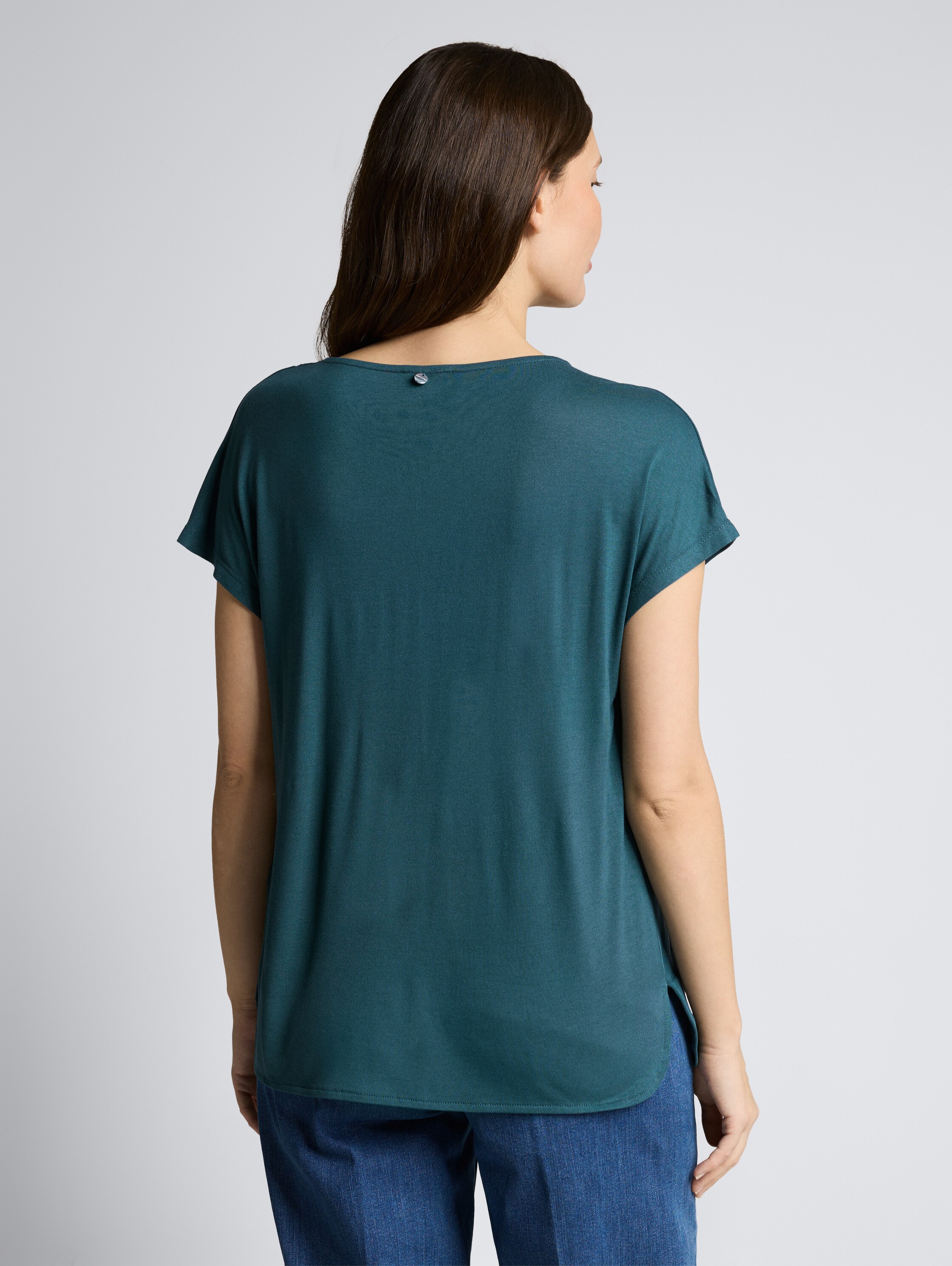 T-Shirt aus Materialmix - Deep Meadow Green - Auschnitt Model-Rückansicht