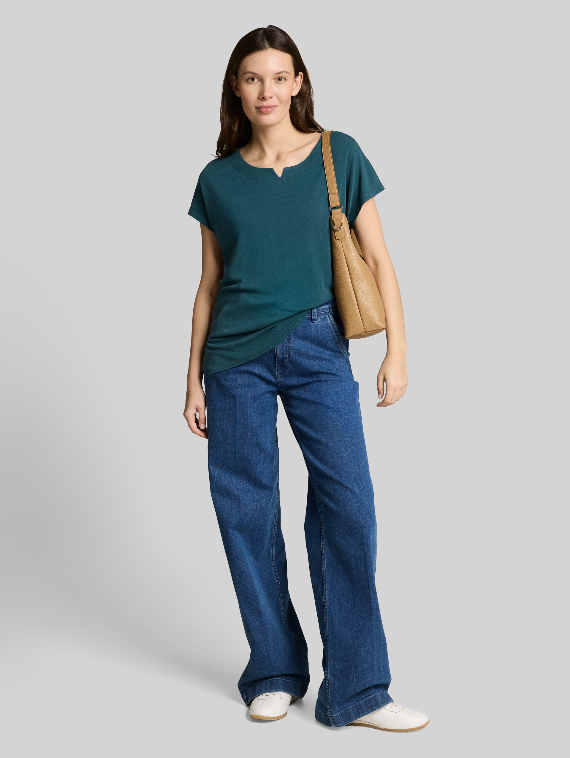 T-Shirt aus Materialmix - Deep Meadow Green - Model-Vorderansicht