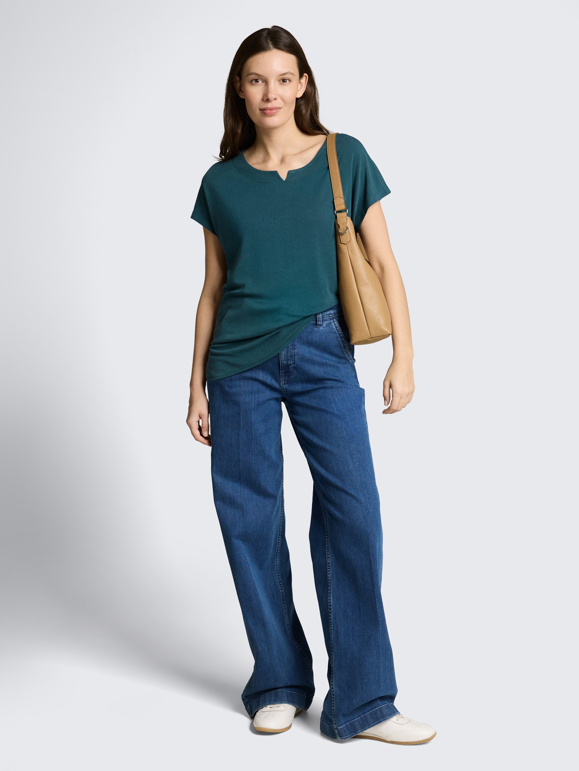 T-Shirt aus Materialmix - Deep Meadow Green - Model-Vorderansicht