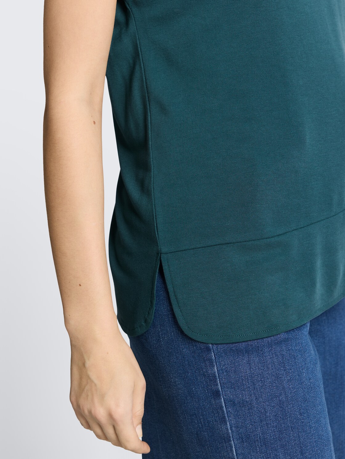 T-Shirt aus Materialmix - Deep Meadow Green - Detail-Model-Ansicht