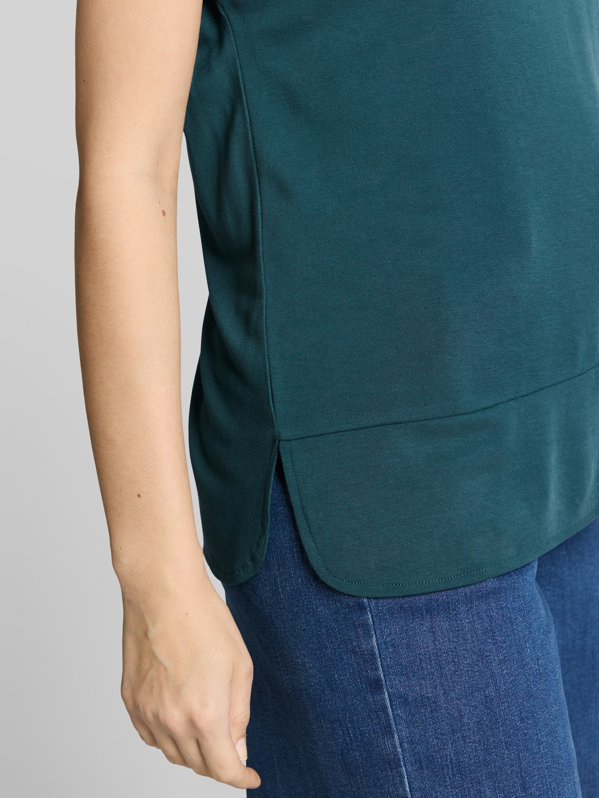 T-Shirt aus Materialmix - Deep Meadow Green - Detail-Model-Ansicht