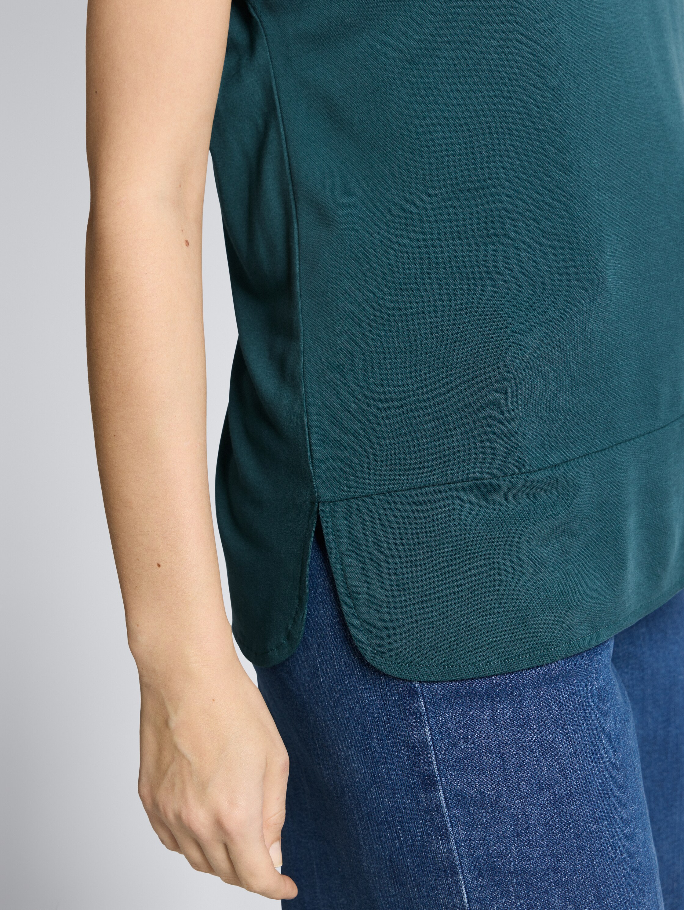 T-Shirt aus Materialmix - Deep Meadow Green - Detail-Model-Ansicht